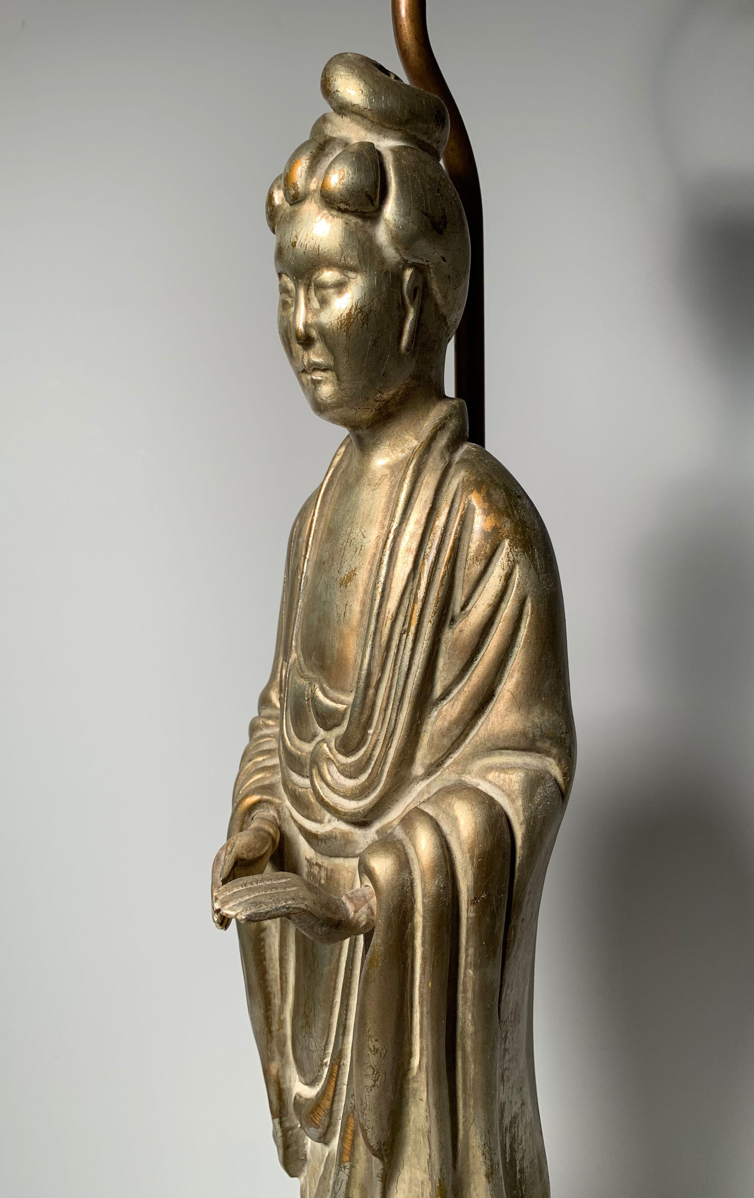Bois Lampe de table vintage orientale Quan Yin avec finition argentée à la manière de James Mont en vente