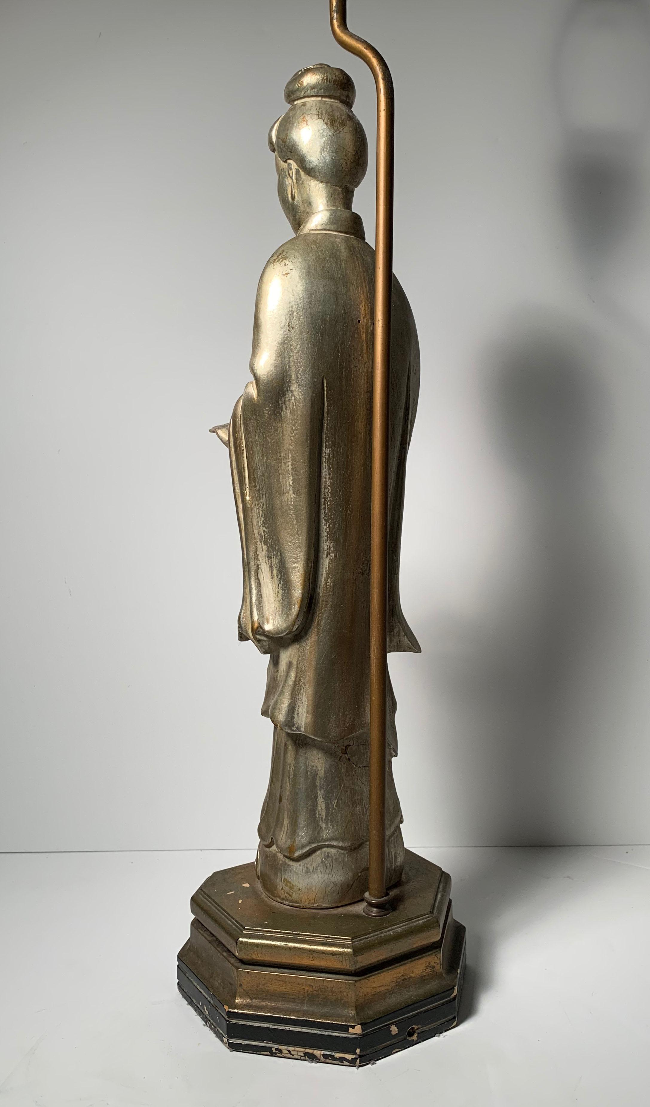 Lampe de table vintage orientale Quan Yin avec finition argentée à la manière de James Mont en vente 1