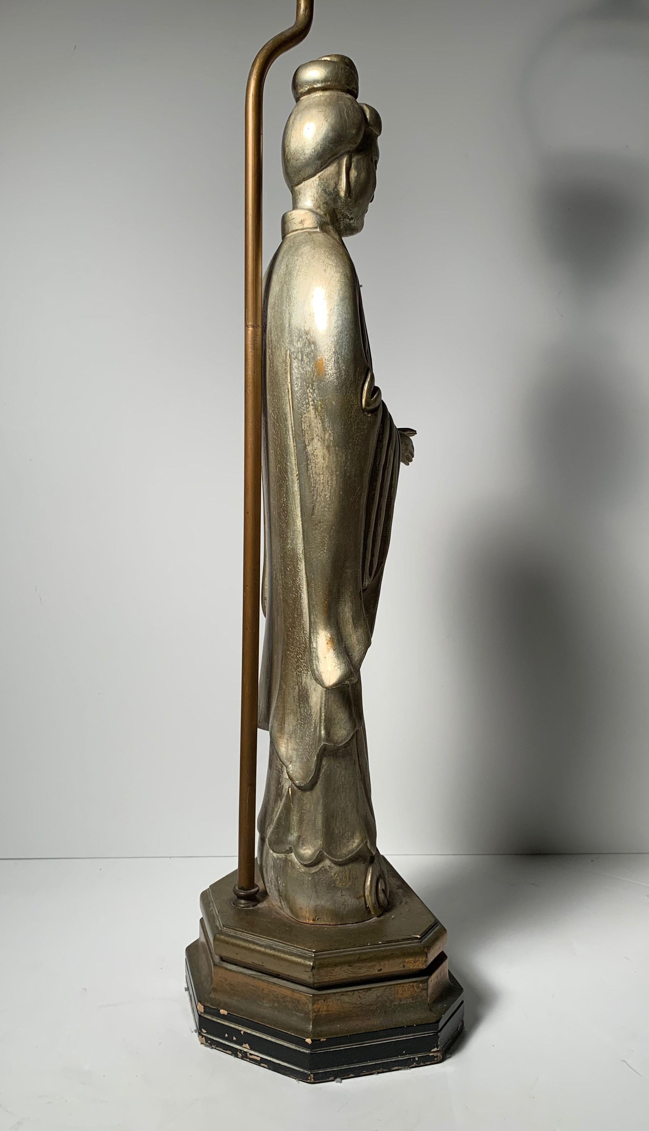 Lampe de table vintage orientale Quan Yin avec finition argentée à la manière de James Mont en vente 2