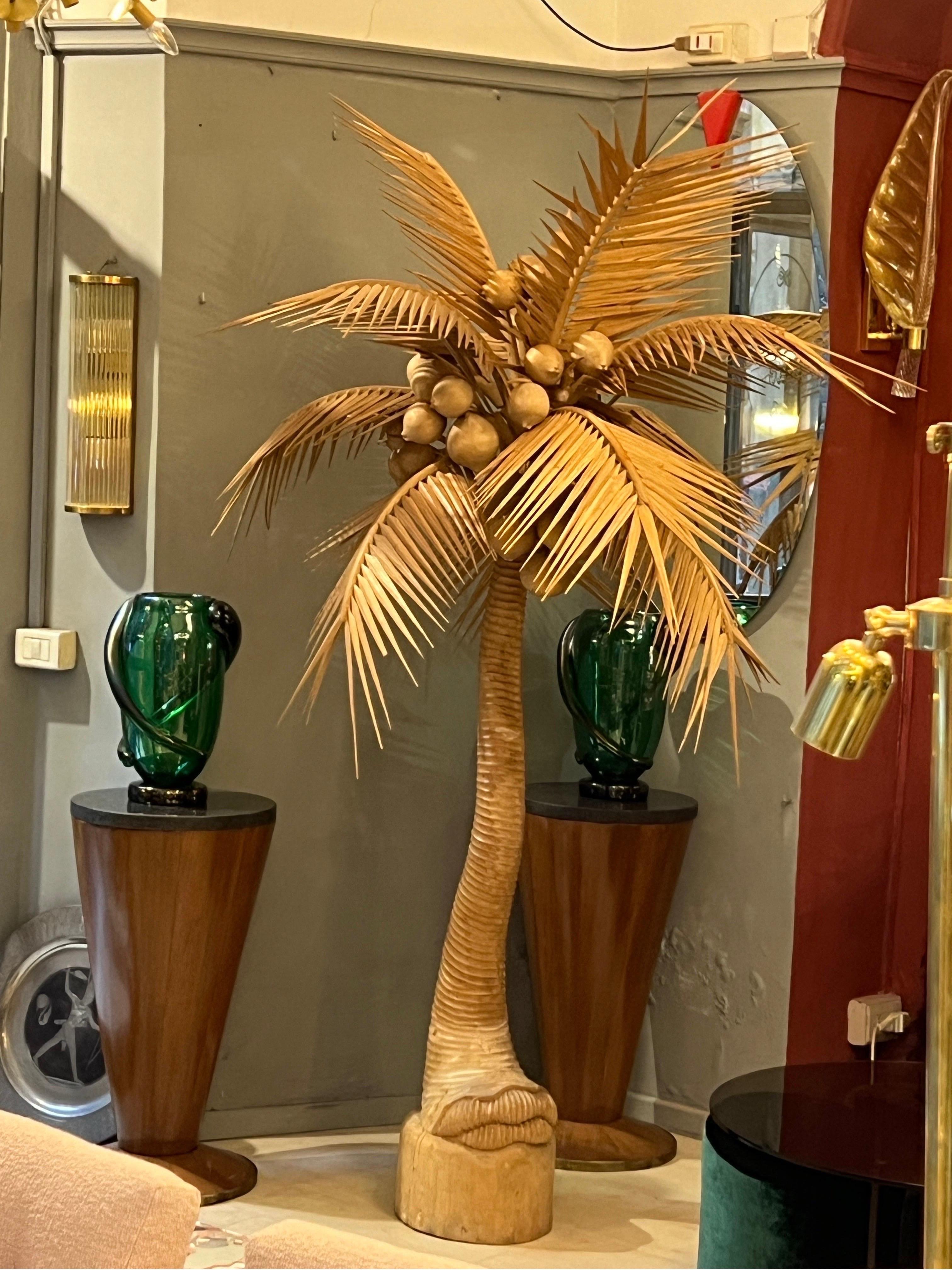 Escultura de palmera vintage hecha a mano en madera tallada con hojas, cocos y tronco.
Objeto de alta decoración.