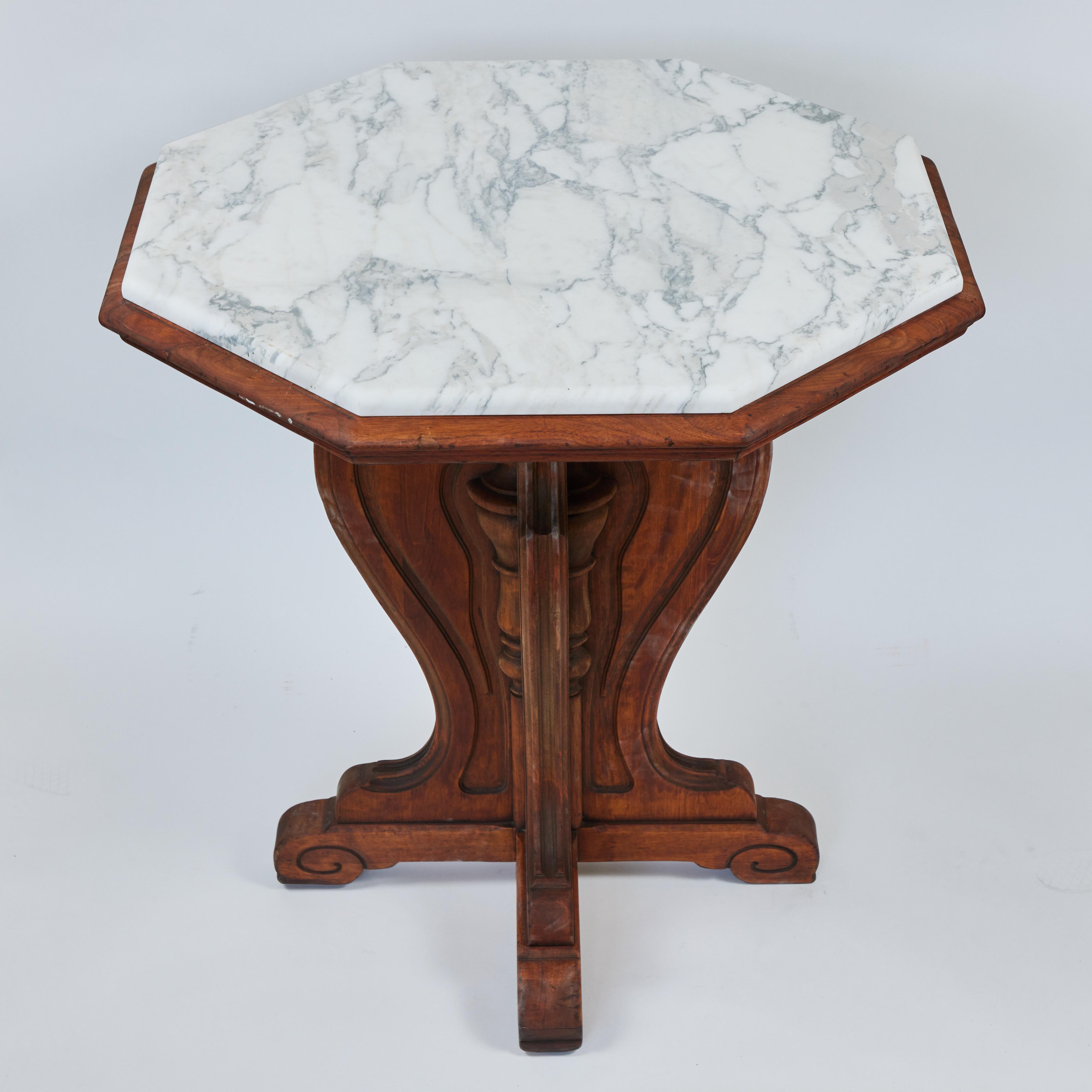 Vintage geschnitzten Holzsockel Tisch mit einem 