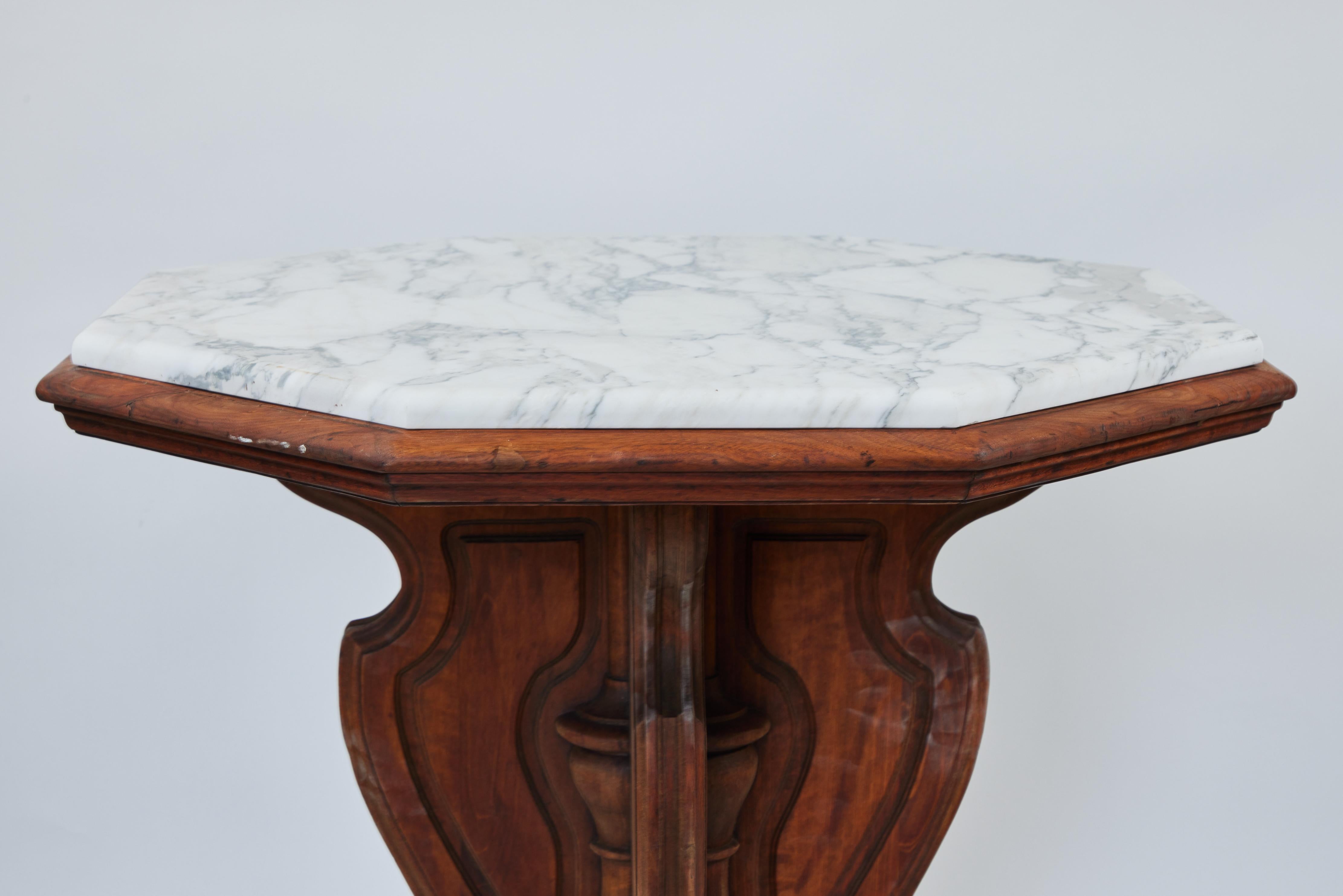 Vintage geschnitzt Holz Pedestal Tisch w / neu (20. Jahrhundert) im Angebot