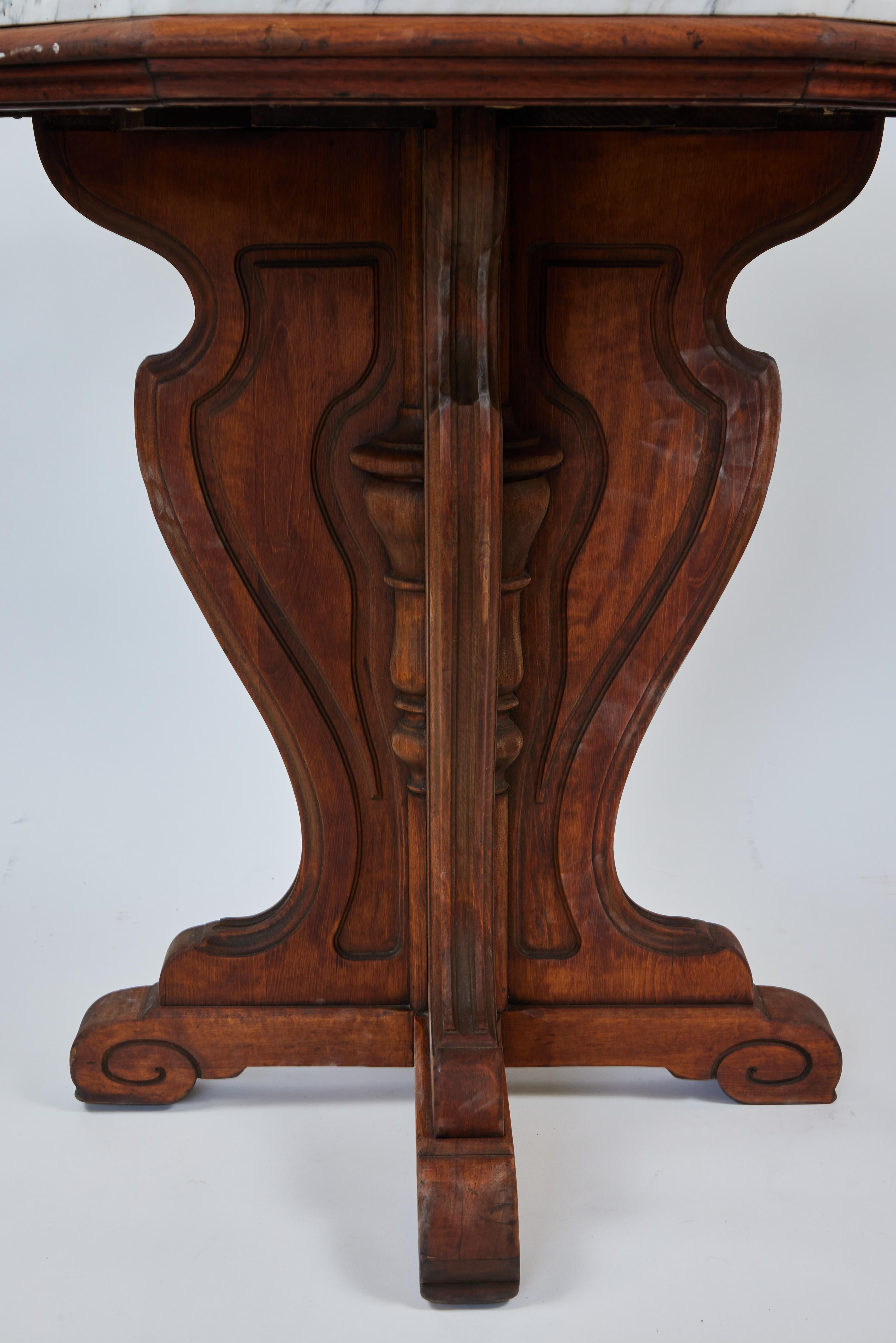 Marbre Guéridon vintage en bois sculpté avec piédestal neuf en vente