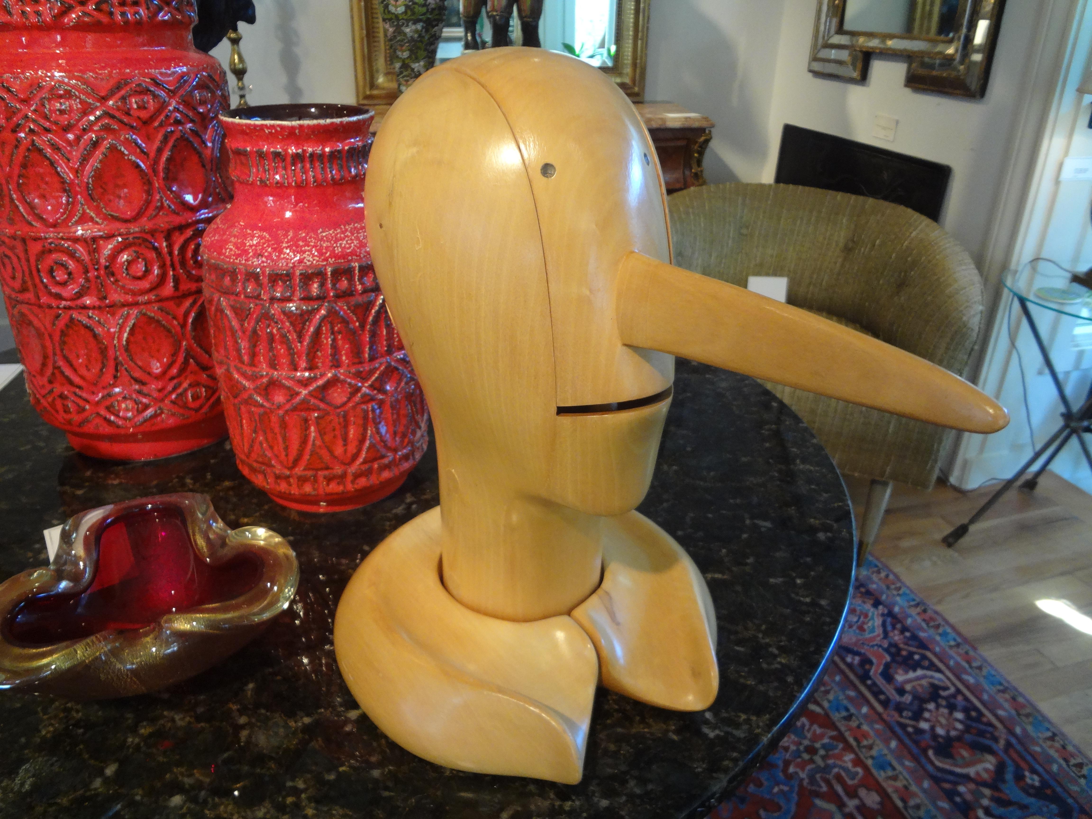 Pinocchio-Skulptur aus geschnitztem Holz im Vintage-Stil.
Charmante Pinocchio-Skulptur aus geschnitztem Holz im Vintage-Stil. Diese interessante Büste von Pinocchio ist gut gemacht und hat einen Mund, der sich öffnet und Zähne zeigt. Diese gut