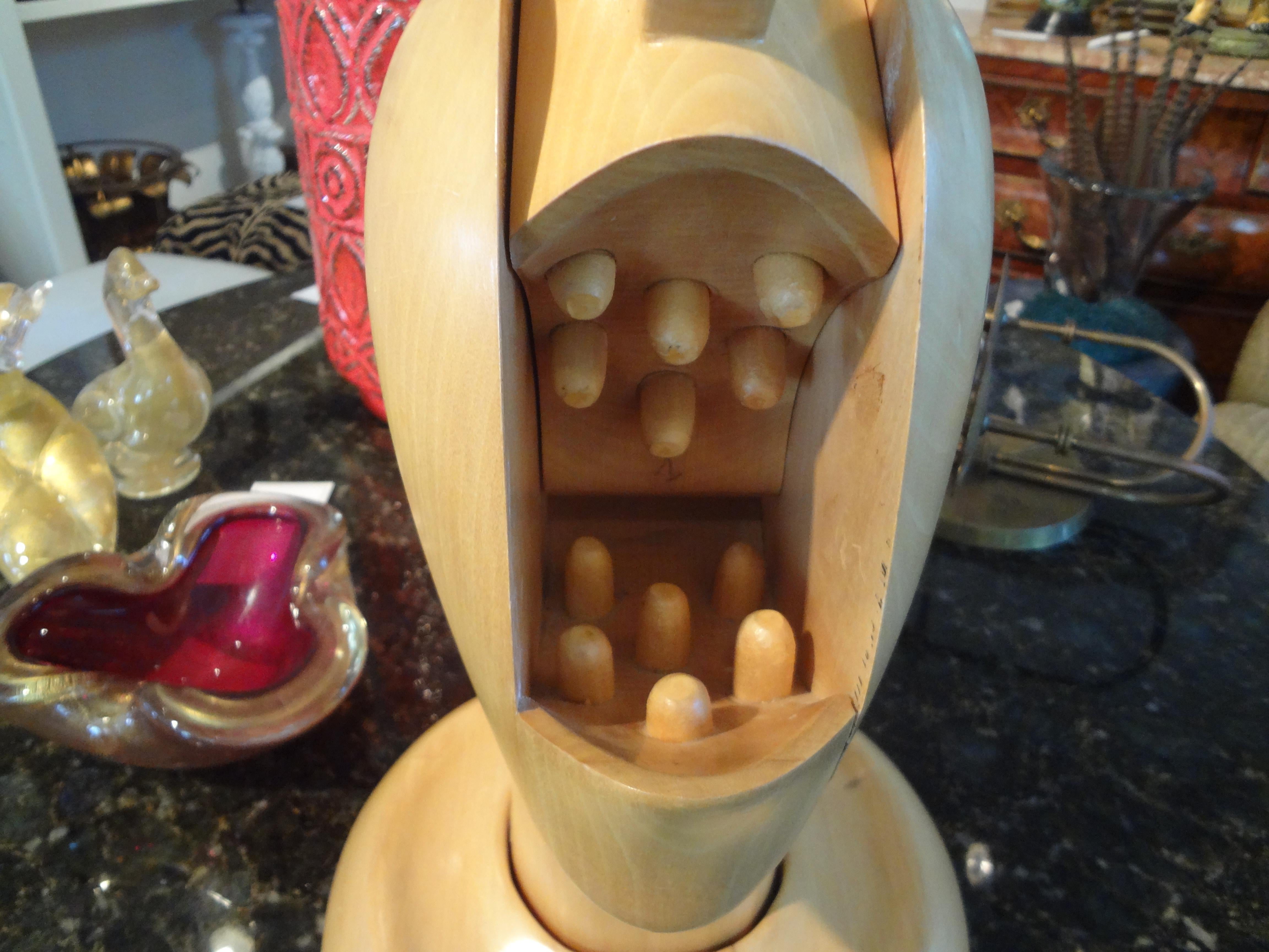 Geschnitzte Pinocchio-Skulptur aus Holz, Vintage im Zustand „Gut“ im Angebot in Houston, TX