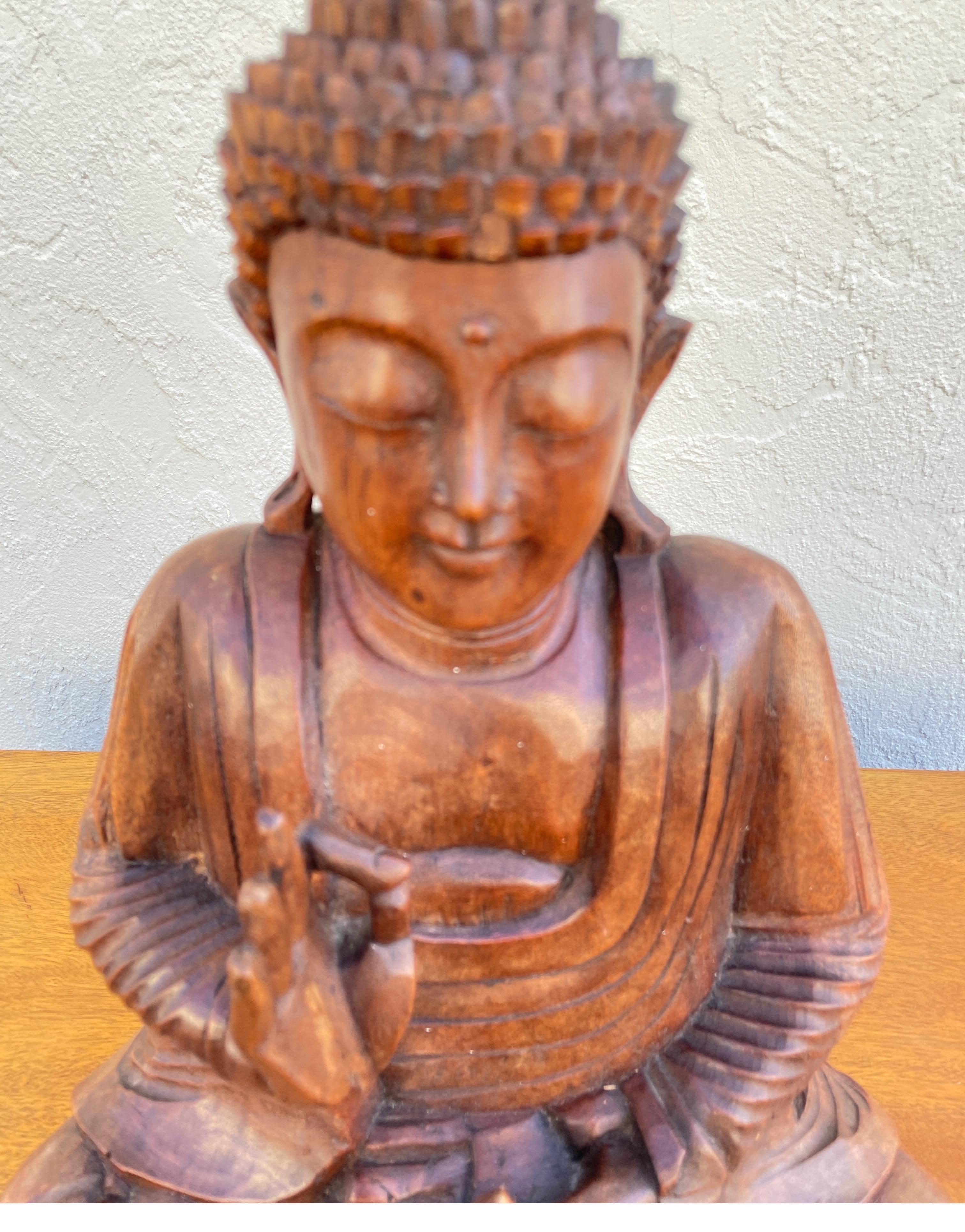Figure de Bouddha assis vintage sculptée à la main. Un travail très bien fait.