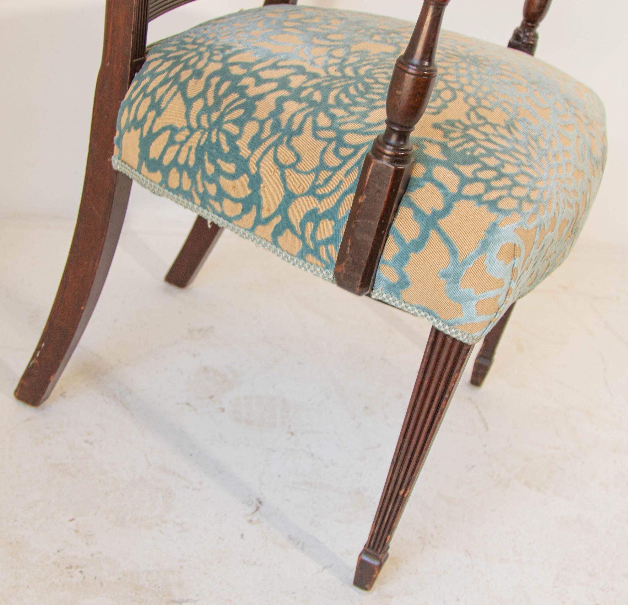 Vintage-Beistellstuhl aus geschnitztem Holz im englischen Hollywood-Regency-Stil im Angebot 4