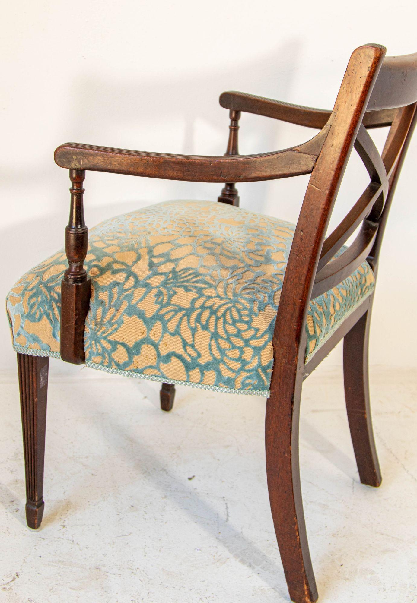 Vintage-Beistellstuhl aus geschnitztem Holz im englischen Hollywood-Regency-Stil im Angebot 5