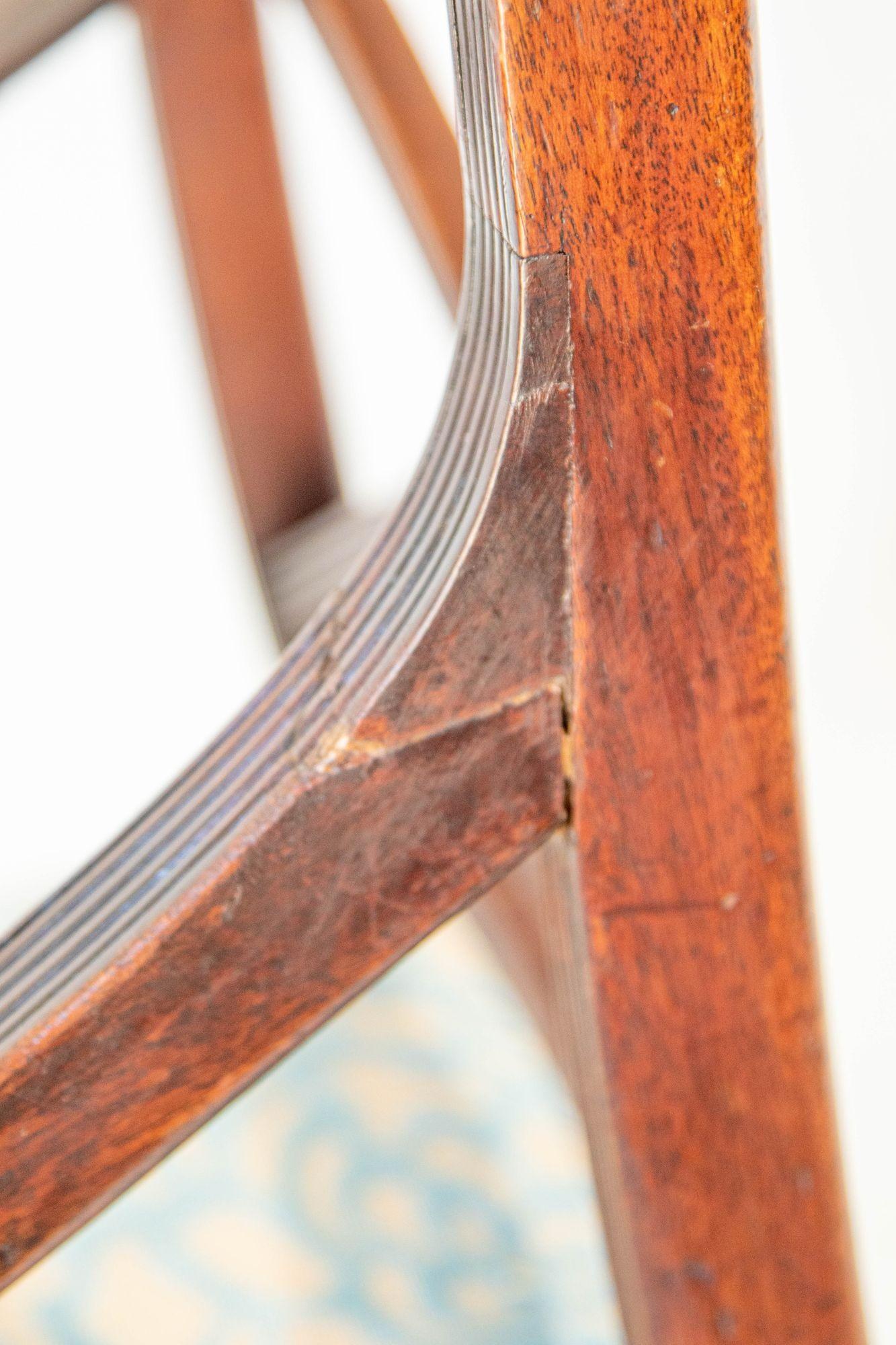 Vintage-Beistellstuhl aus geschnitztem Holz im englischen Hollywood-Regency-Stil im Angebot 9