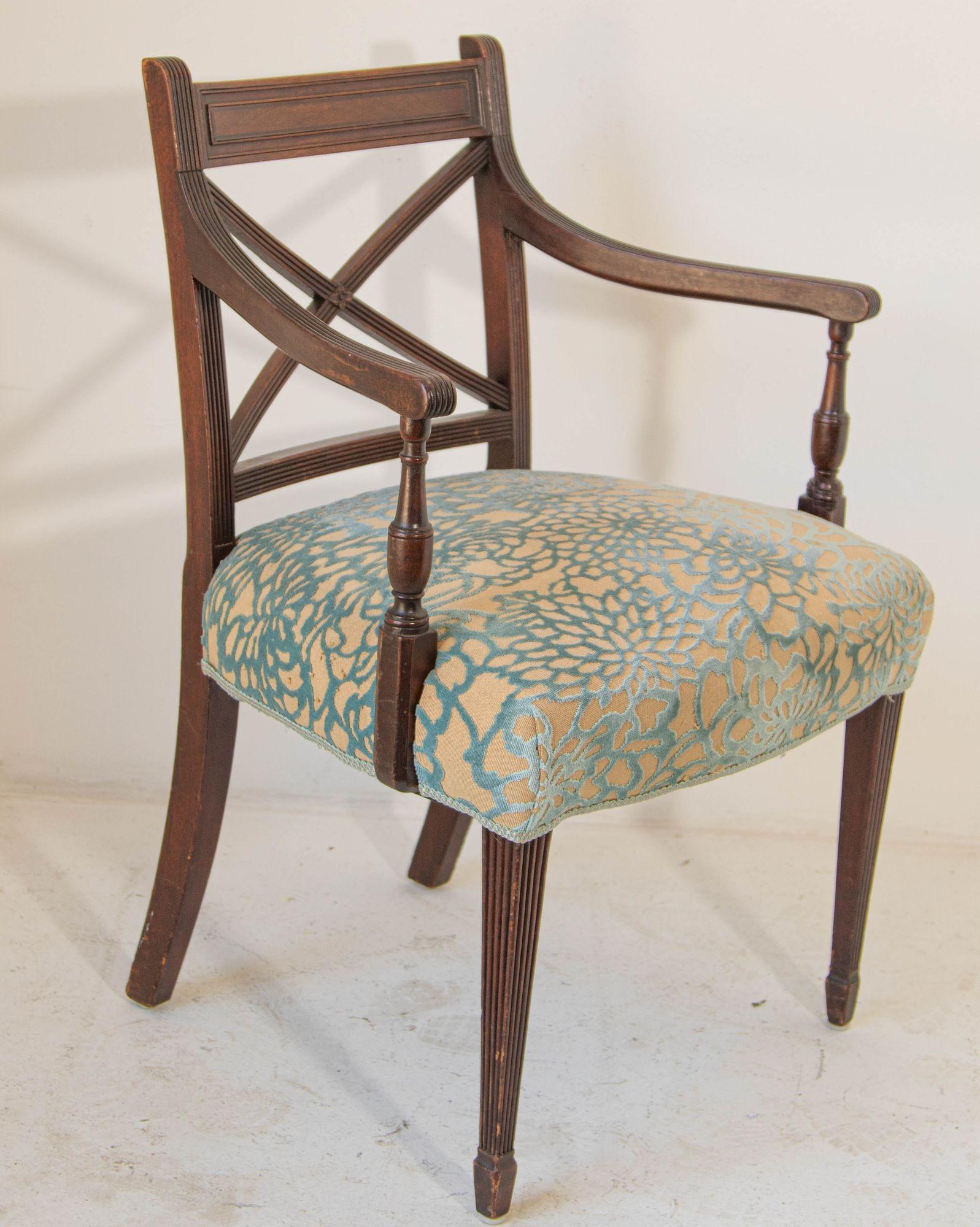 Vintage-Beistellstuhl aus geschnitztem Holz im englischen Hollywood-Regency-Stil im Angebot 11