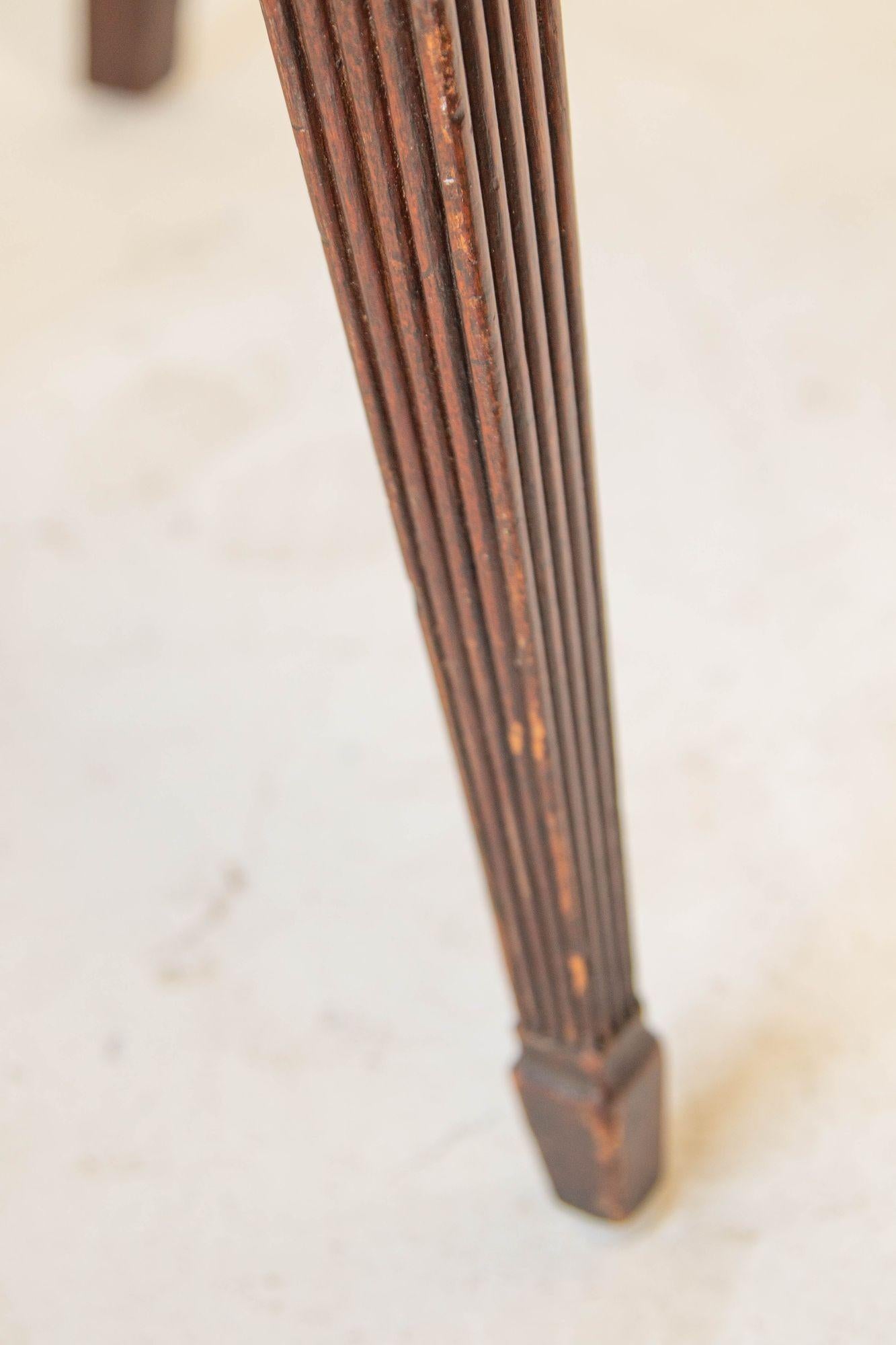 Vintage-Beistellstuhl aus geschnitztem Holz im englischen Hollywood-Regency-Stil im Angebot 14