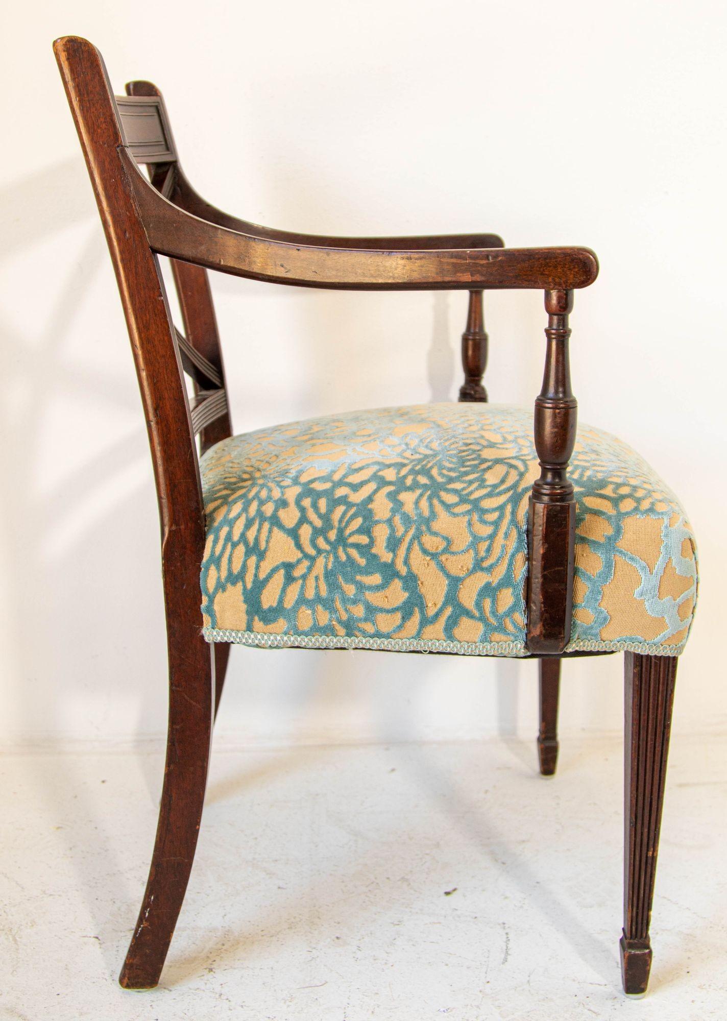Vintage-Beistellstuhl aus geschnitztem Holz im englischen Hollywood-Regency-Stil (Hollywood Regency) im Angebot