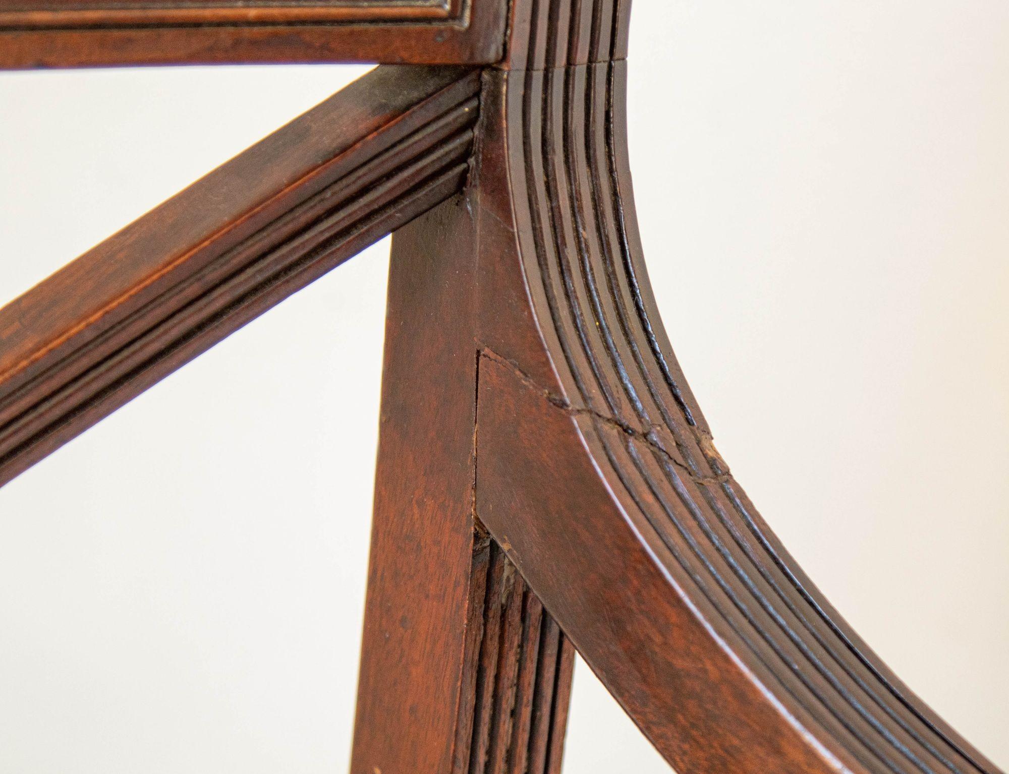 Vintage-Beistellstuhl aus geschnitztem Holz im englischen Hollywood-Regency-Stil (20. Jahrhundert) im Angebot