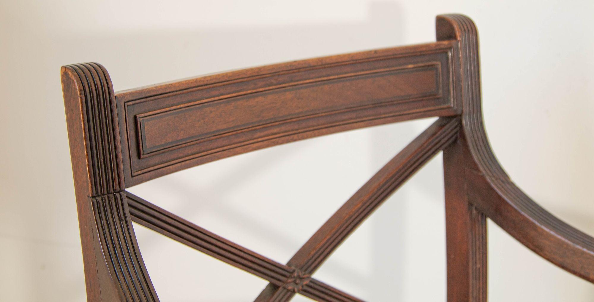 Vintage-Beistellstuhl aus geschnitztem Holz im englischen Hollywood-Regency-Stil im Angebot 2