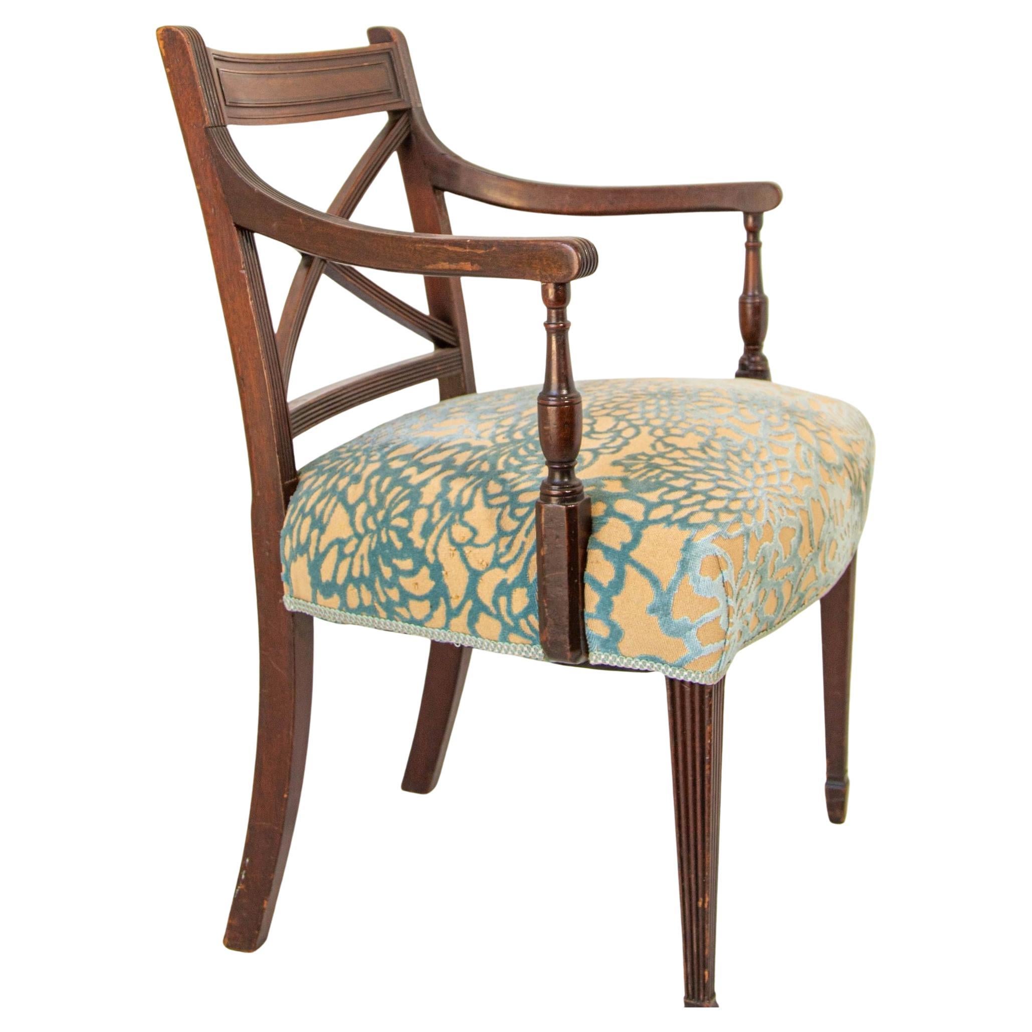 Vintage-Beistellstuhl aus geschnitztem Holz im englischen Hollywood-Regency-Stil