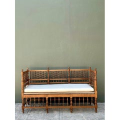 Panca vintage in legno intagliato con gambe a fuso