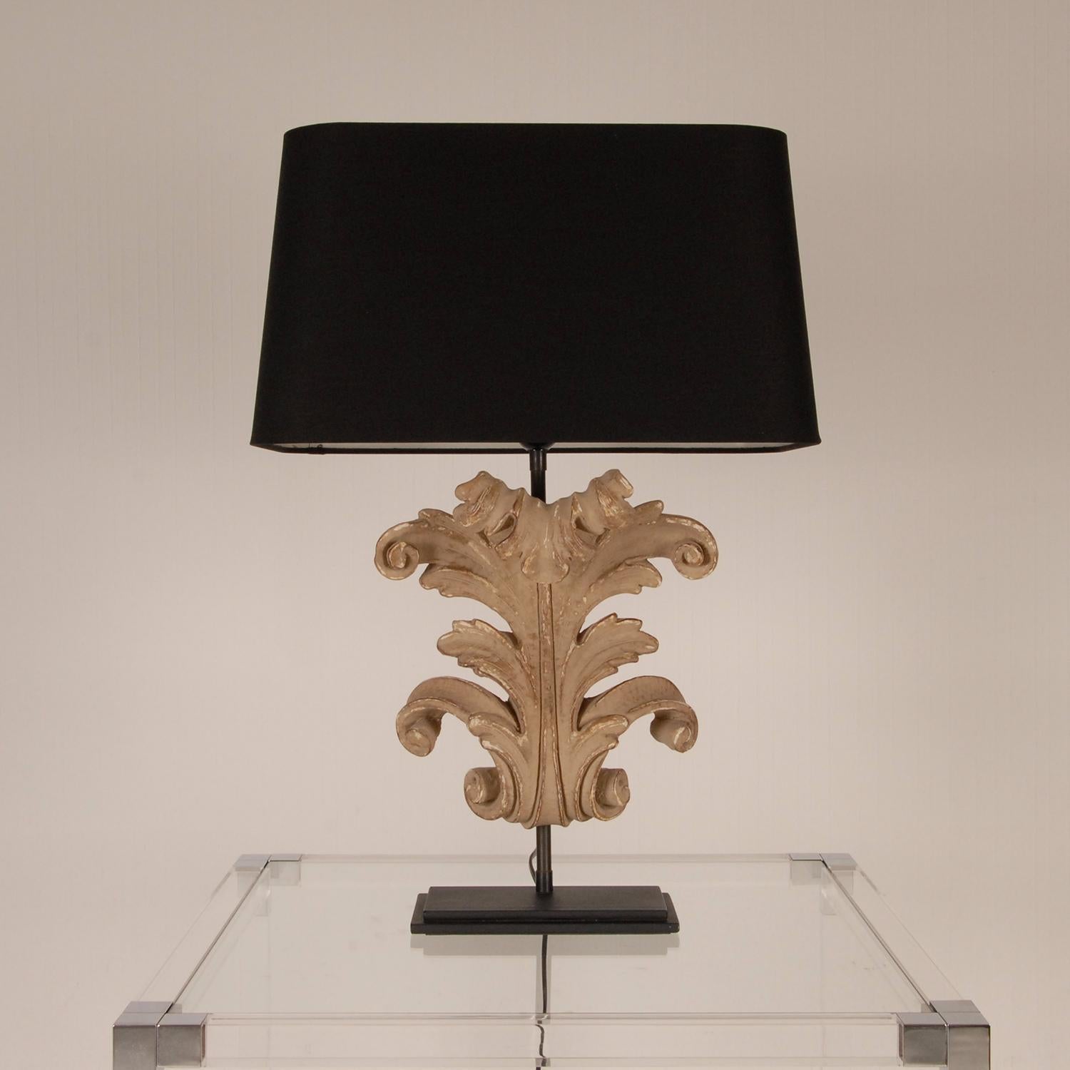 French Country table lamps - a pair
Made of a large sculpted wood scrolling acanthus leaf
In the colors taupe and white on a black base
Normal fitting E 27, 230 volt and max 40w, wired with switch.
Us compatible but a adapter for plug is