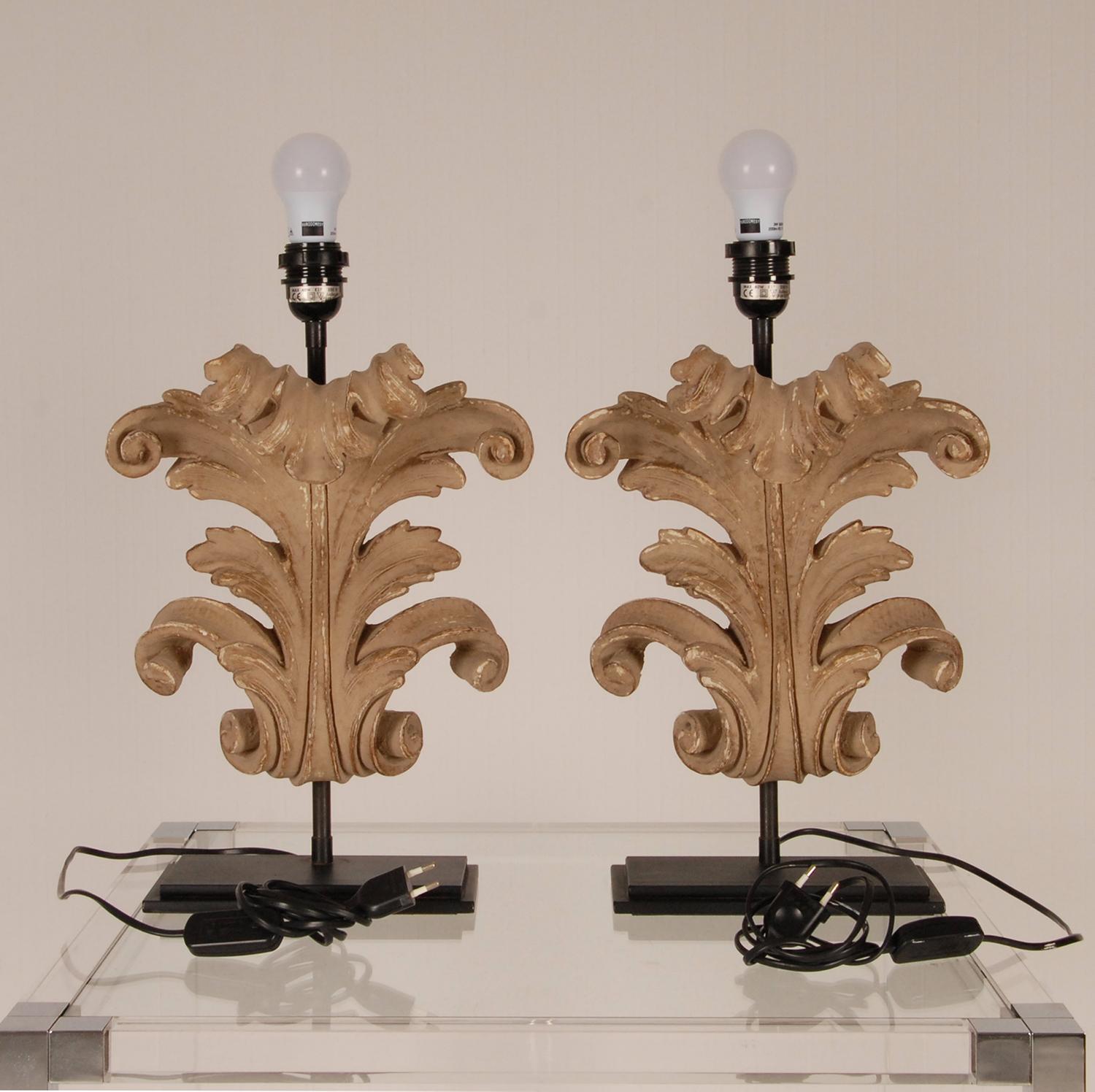 French Country Table Lamps Acanthus Leaf Carved Wood, a Pair In Good Condition In Wommelgem, VAN