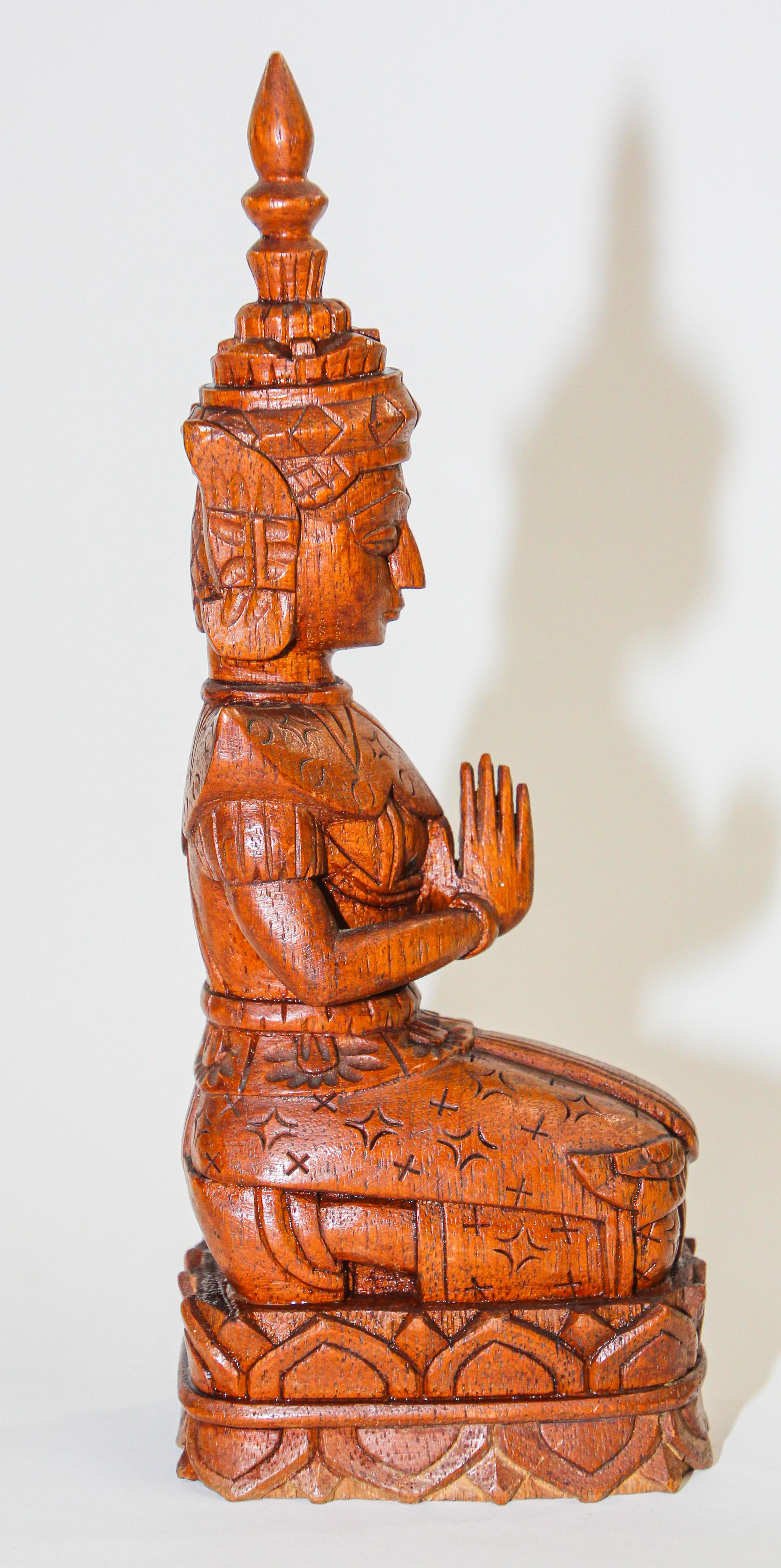 Artisanat Figure de Bouddha thaïlandais en bois sculpté agenouillé et priant vintage en vente