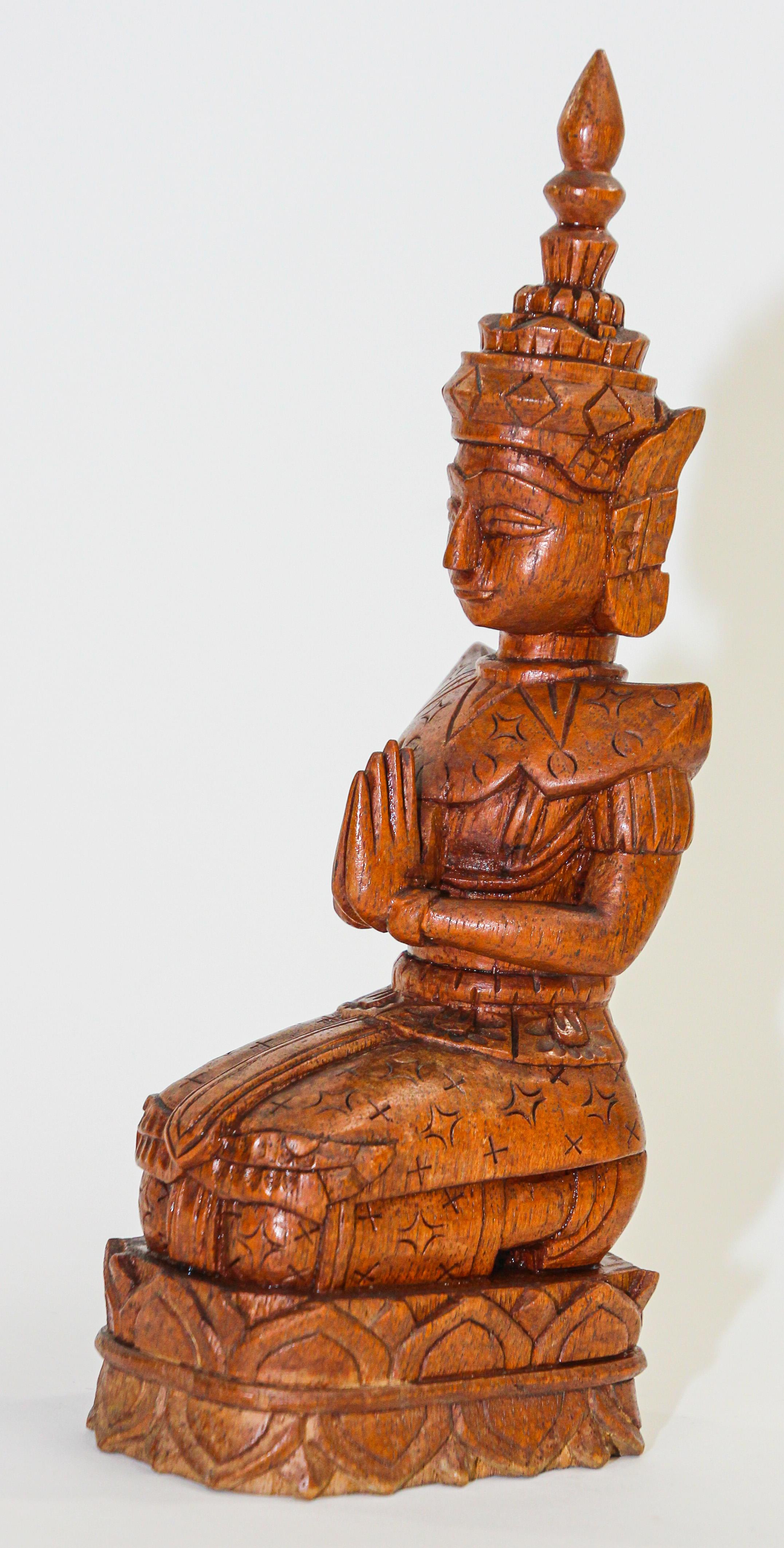 Sculpté à la main Figure de Bouddha thaïlandais en bois sculpté agenouillé et priant vintage en vente