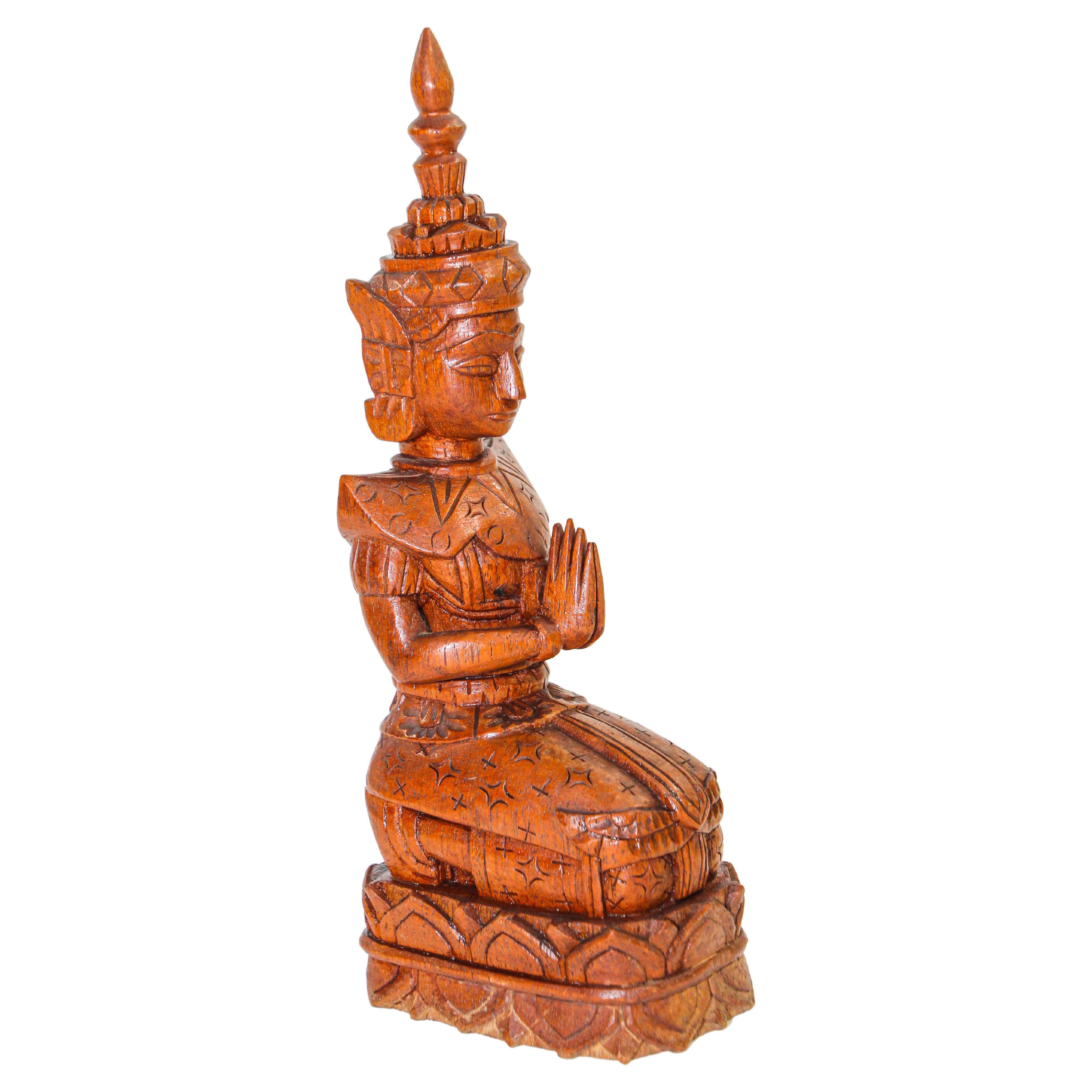 Figure de Bouddha thaïlandais en bois sculpté agenouillé et priant vintage en vente