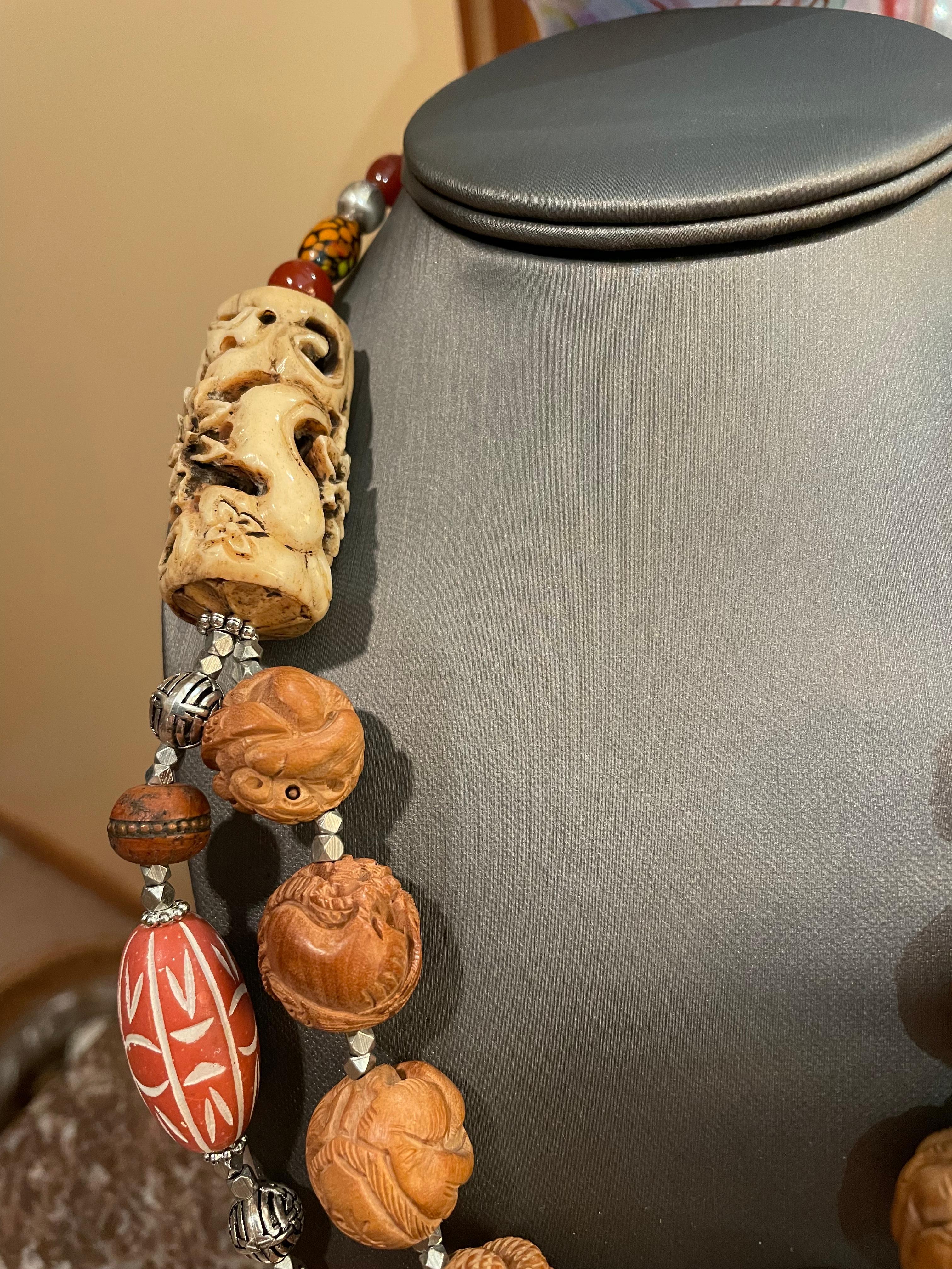 perles chinoises sculptées anciennes, bakélite, tonneaux de savon, collier OOAK Bon état - En vente à Pittsburgh, PA