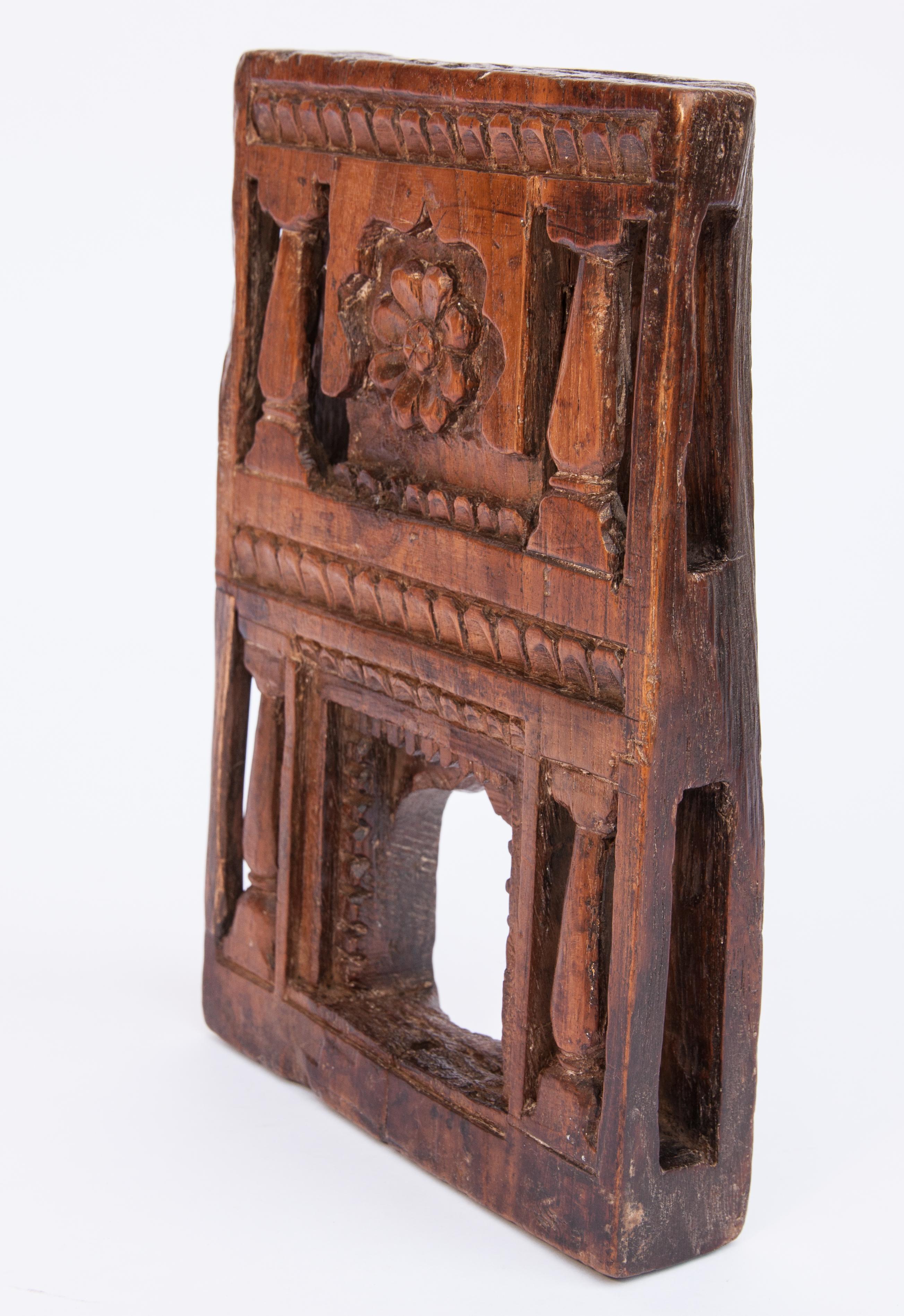 Vintage Carved Wooden Votive or Picture Frame, Mid-20th Century, India 4