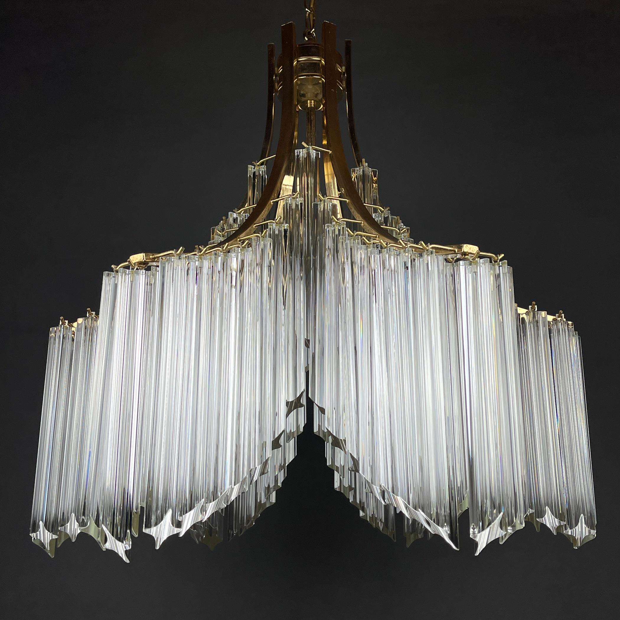 Stunning cascade chandelier made of 96 Murano glass transparent crystals by Venini. Made in Italy in the 1970s. Venini & Co. played a leading role in the revival of Italy’s high-end glass industry, pairing innovative modernist designers with the