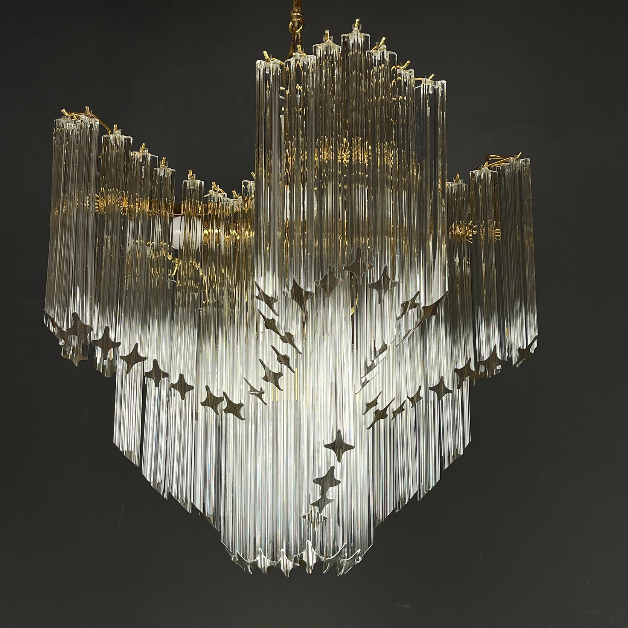 Stunning cascade chandelier made of 105 Murano glass transparent crystals by Venini. Made in Italy in the 1970s.
Venini & Co. played a leading role in the revival of Italy’s high-end glass industry, pairing innovative modernist designers with the