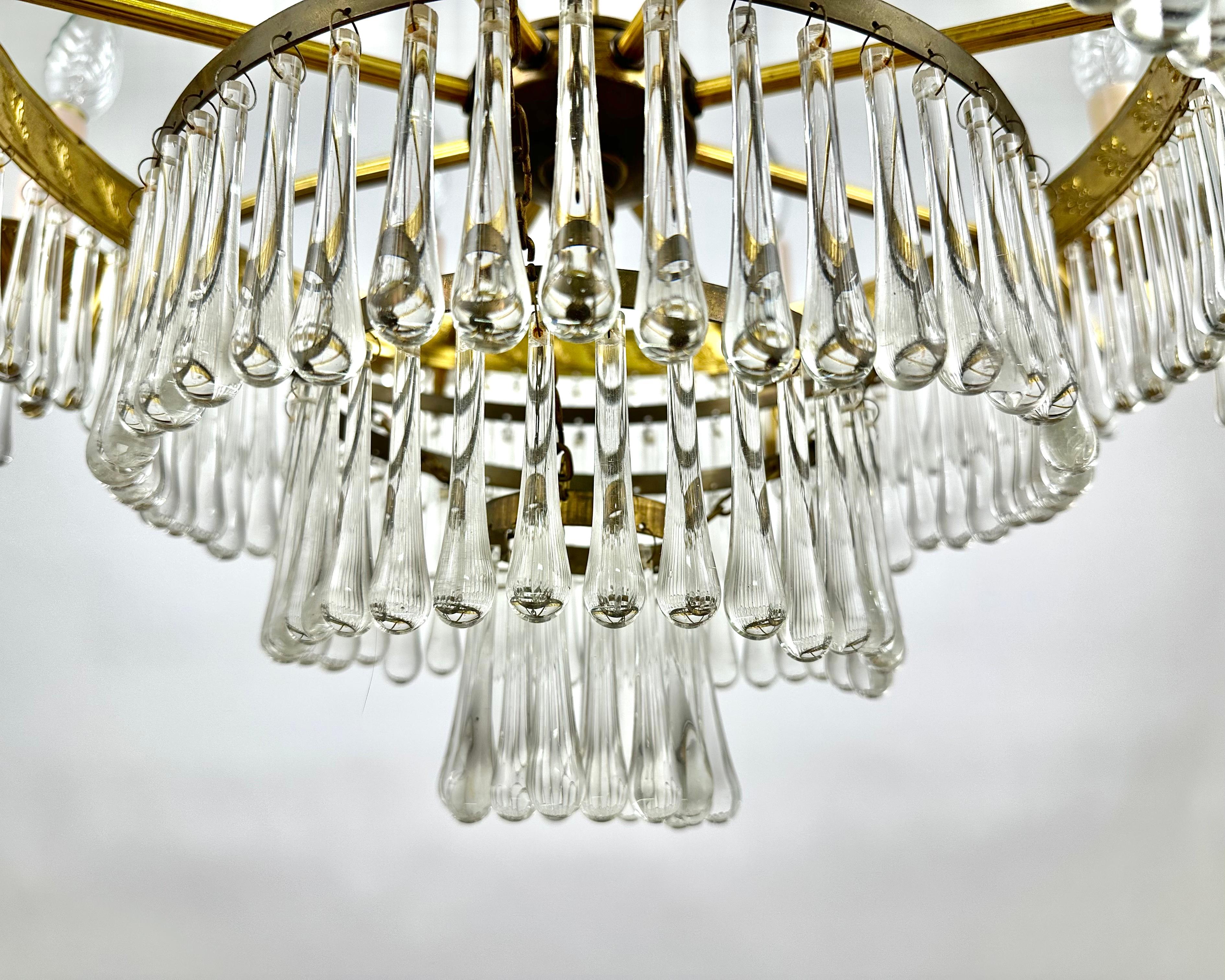 Lampadario d'epoca a cascata in cristallo e ottone Francia anni '60 in vendita 3