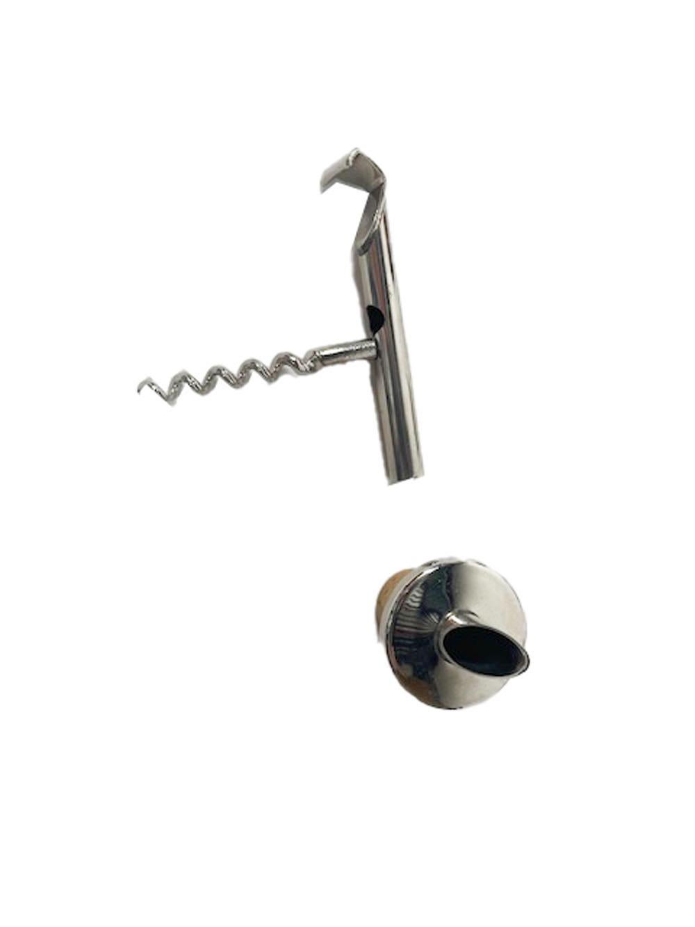 Set di strumenti da bar da viaggio e bicchieri da shot in una custodia in pelle. Un tappo versatore per bottiglie si inserisce nei bicchieri da shot con l'apribottiglie/cavatappi riposto nel tubo del versatore. La vite del cavatappi si inserisce nel