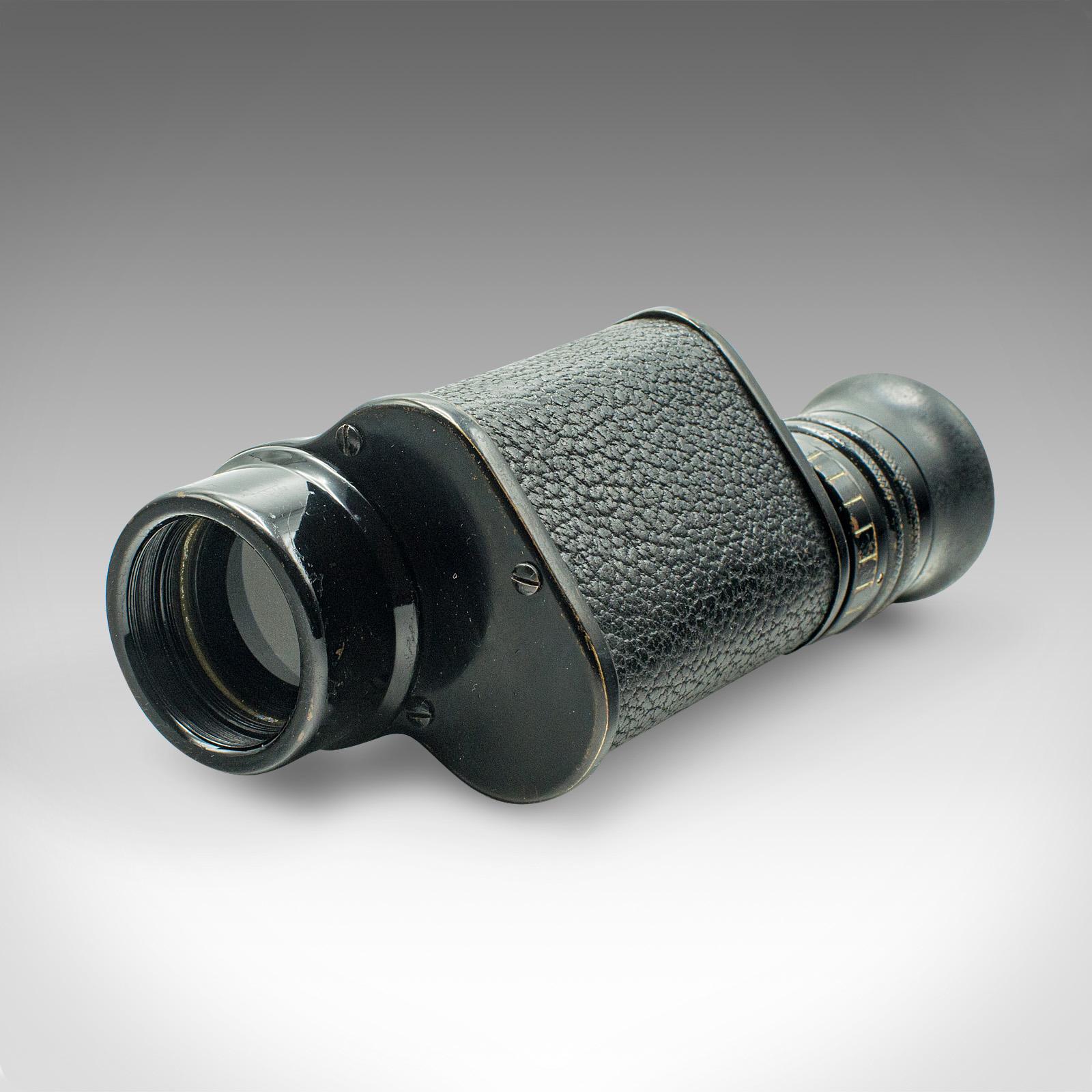 Il s'agit d'un monoculaire en boîtier d'époque. Lunette de visée française en laiton émaillé et cuir, datant de la période Art déco, vers 1930.

Monoculaire de terrain agréable, avec un grossissement de 8 x 30
Affiche une patine vieillie désirable