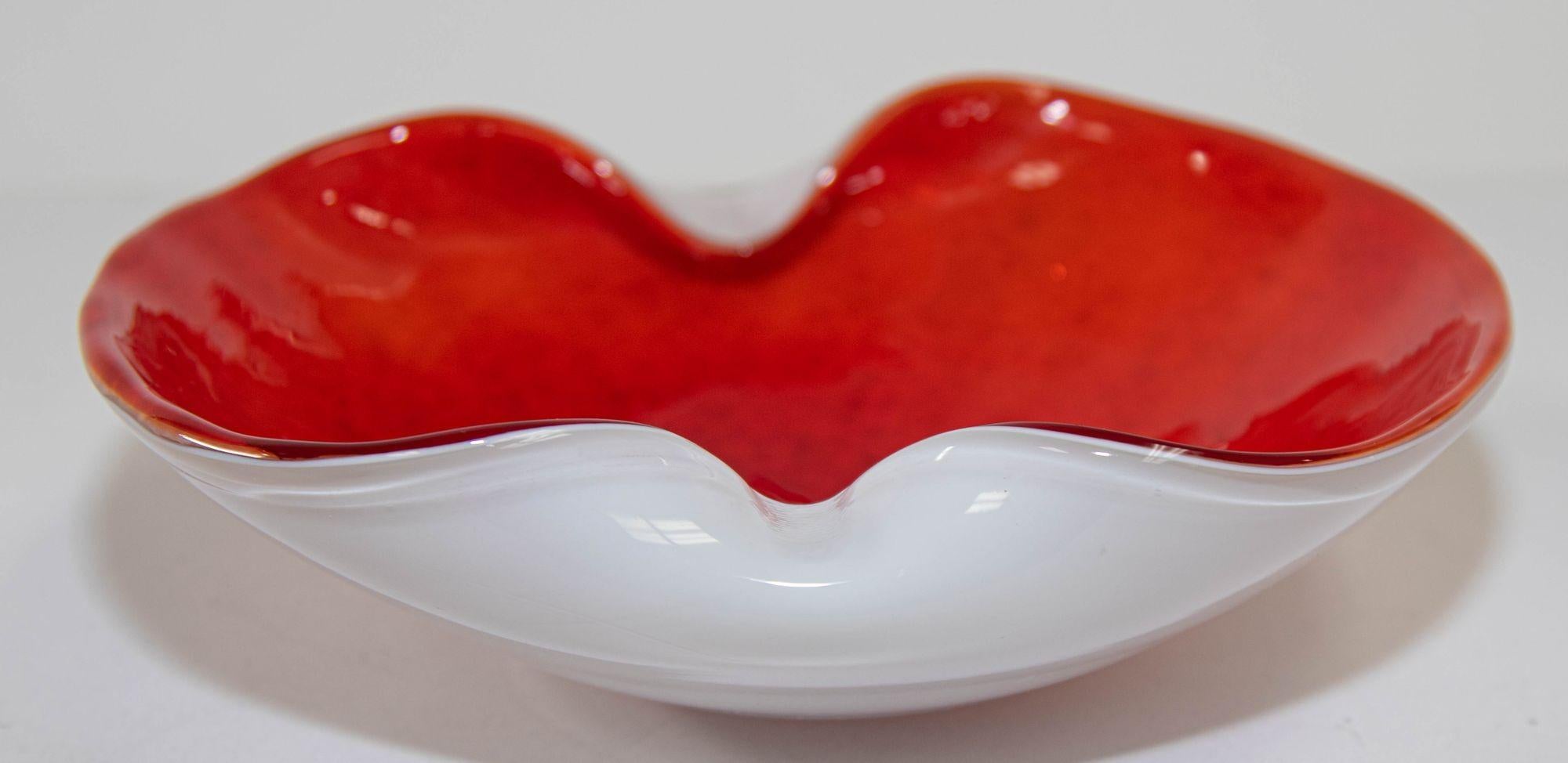 Vintage Double Cased Red and White Venetian Murano ARCHIMEDE SEGUSO Art Glass Ashtray Italy.
Vintage Cased Red and White Venetian Murano Seguso Art Glass Ashtray Italy 1960.
A beautiful large vintage Murano red glass cased ashtray or pinched glass