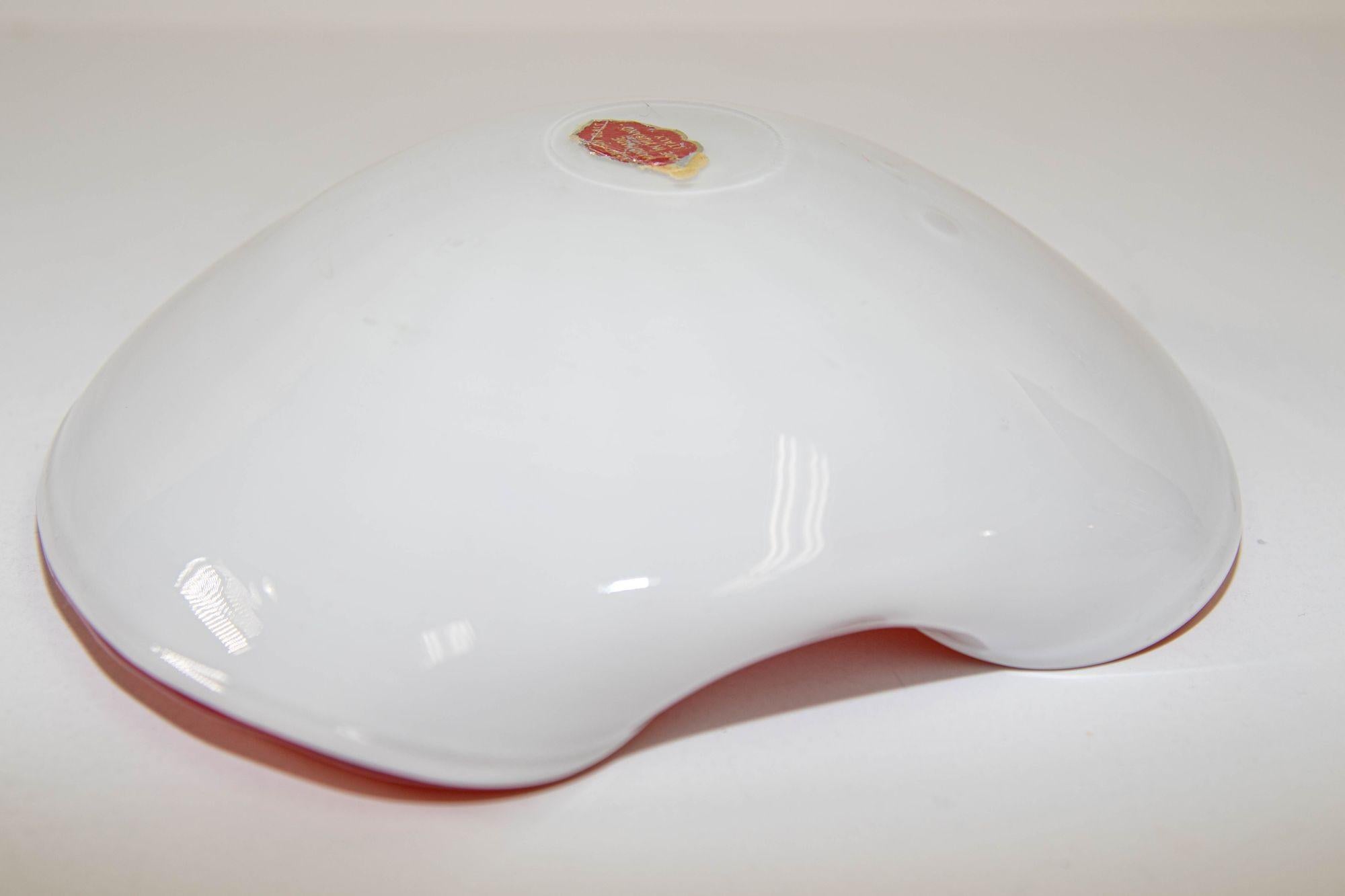 Venetian Murano Seguso Art Glass Vintage Cased Red and White Ashtray Italy 1960 In Good Condition For Sale In North Hollywood, CA