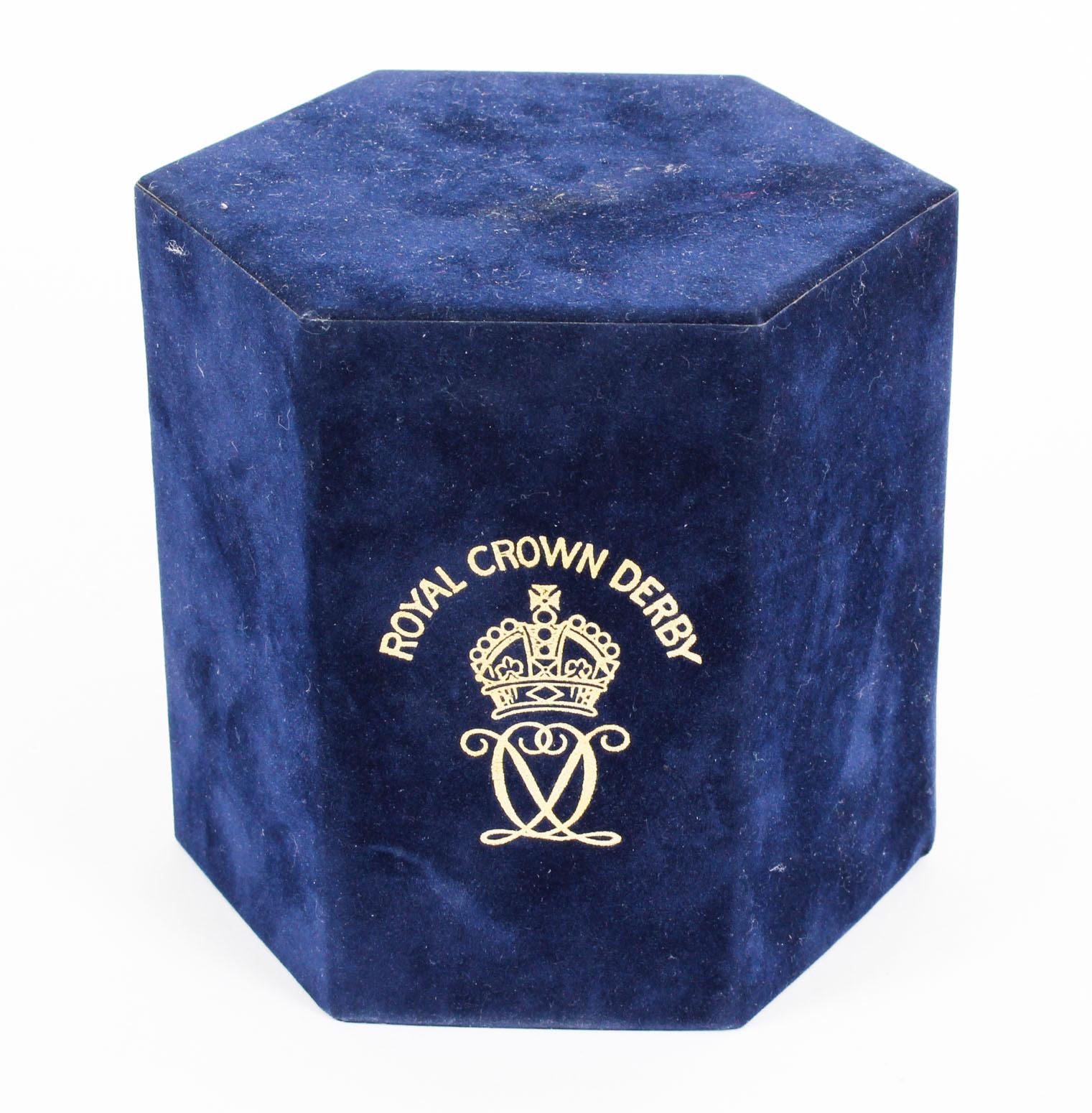 Vintage Cased Royal Crown Derby Commemorative Crown Paperweight, 1990 6