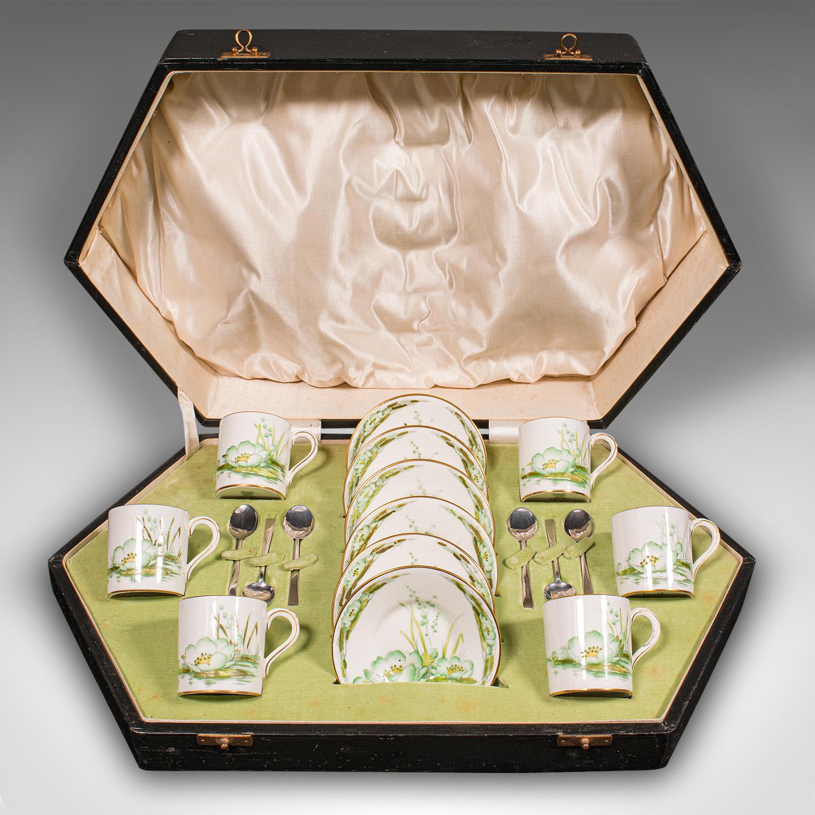Vintage Cased Tea Set, englische Keramik, Kaffeekannen, Silberlöffel, Hallmark 1932 (Britisch) im Angebot