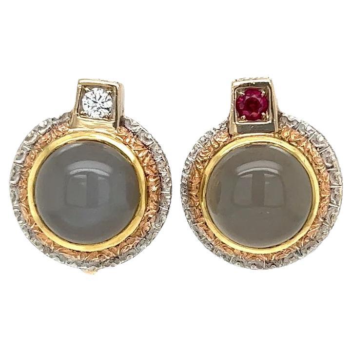 Orecchini d'epoca in oro con pietra di luna, rubino e diamanti di CASSANIGA Designer in vendita