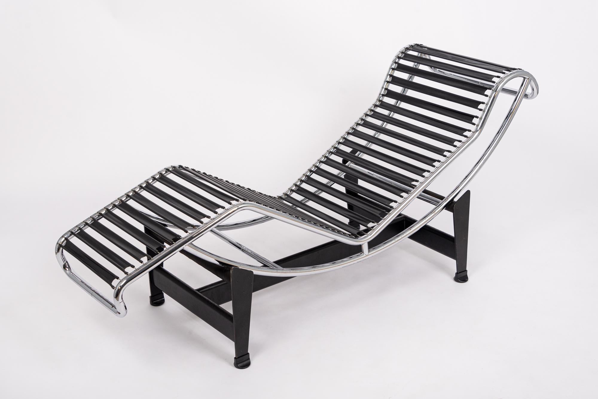Chaise longue vintage Cassina en cuir noir LC4 par Le Corbusier, 1980 en vente 3