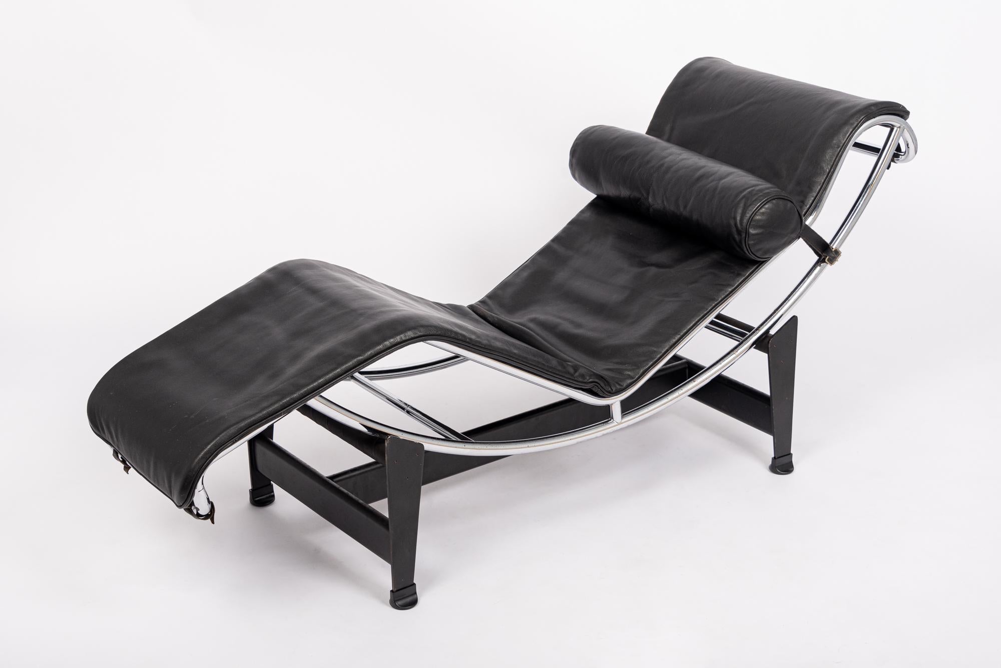Mid-Century Modern Chaise longue vintage Cassina en cuir noir LC4 par Le Corbusier, 1980 en vente