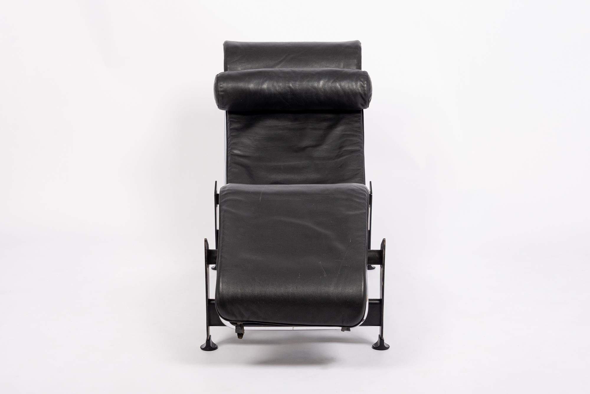Vintage Cassina Black Leather LC4 Chaise Lounge Chair by Le Corbusier, 1980 In Good Condition For Sale In Detroit, MI