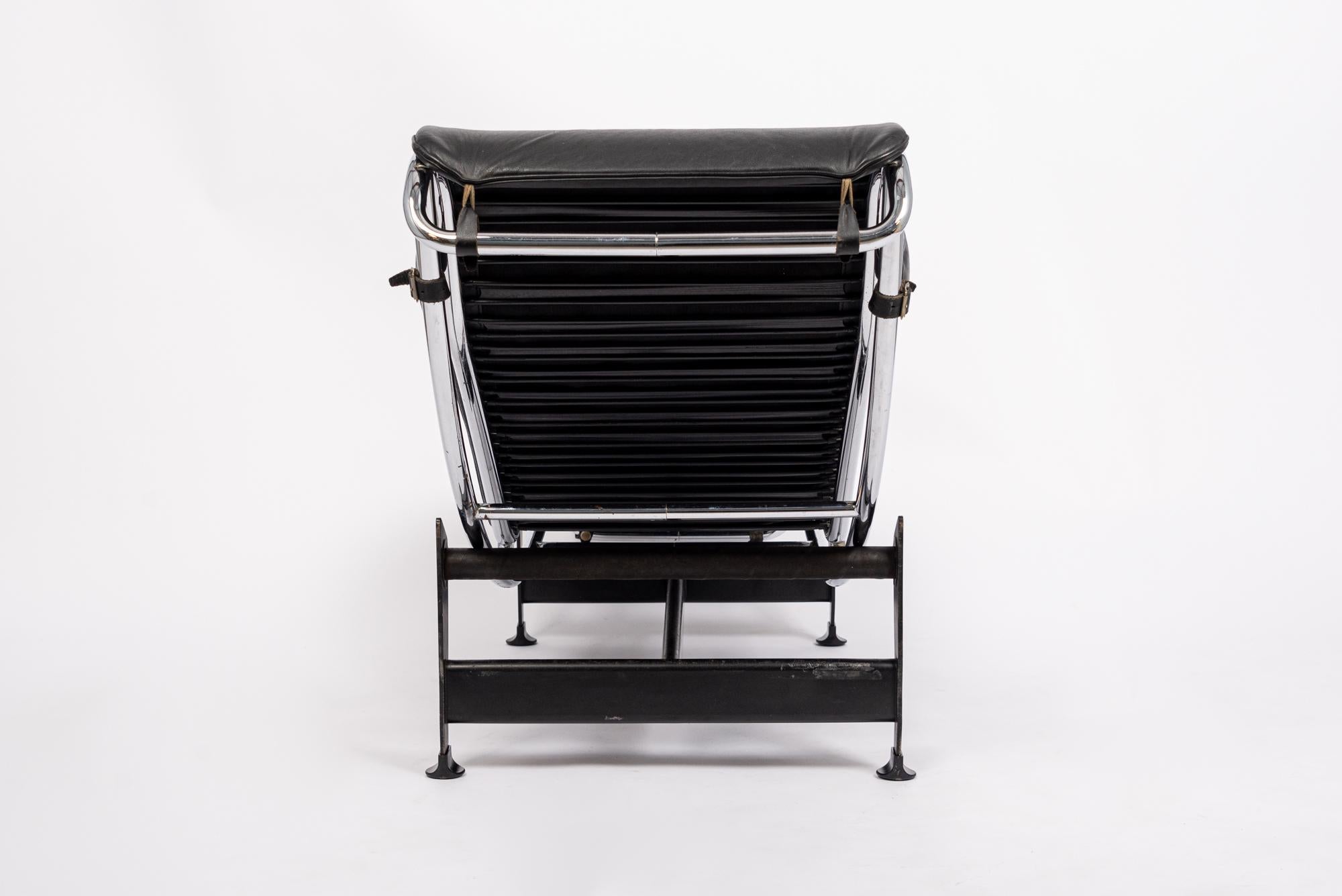 Acier Chaise longue vintage Cassina en cuir noir LC4 par Le Corbusier, 1980 en vente