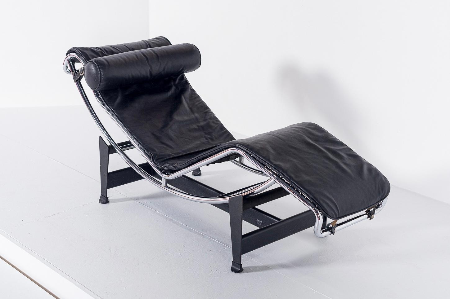 Italian Vintage Cassina Black Leather LC4 Chaise Lounge Chair by Le Corbusier, 1984