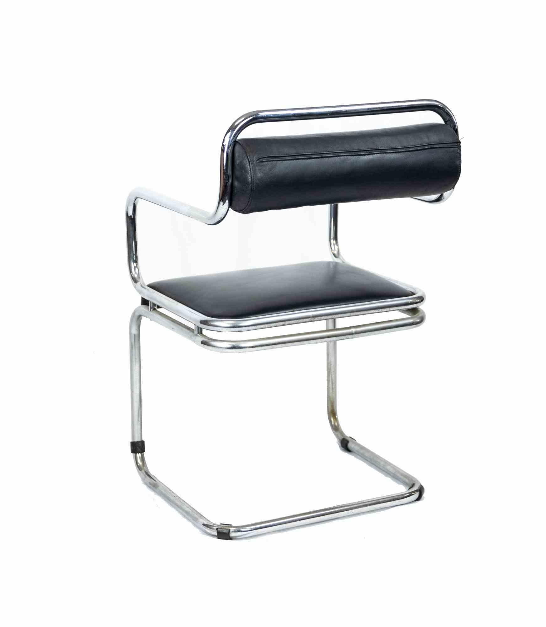Cassina chairs set is an elegant set realized by Cassina in the 1970s.

An icon of design world this set is made up of six chairs. Entirely realized in black leather and steel.

Mint conditions.

Dimensions: 87 x 52 x 58 cm; weight 10 kg (each