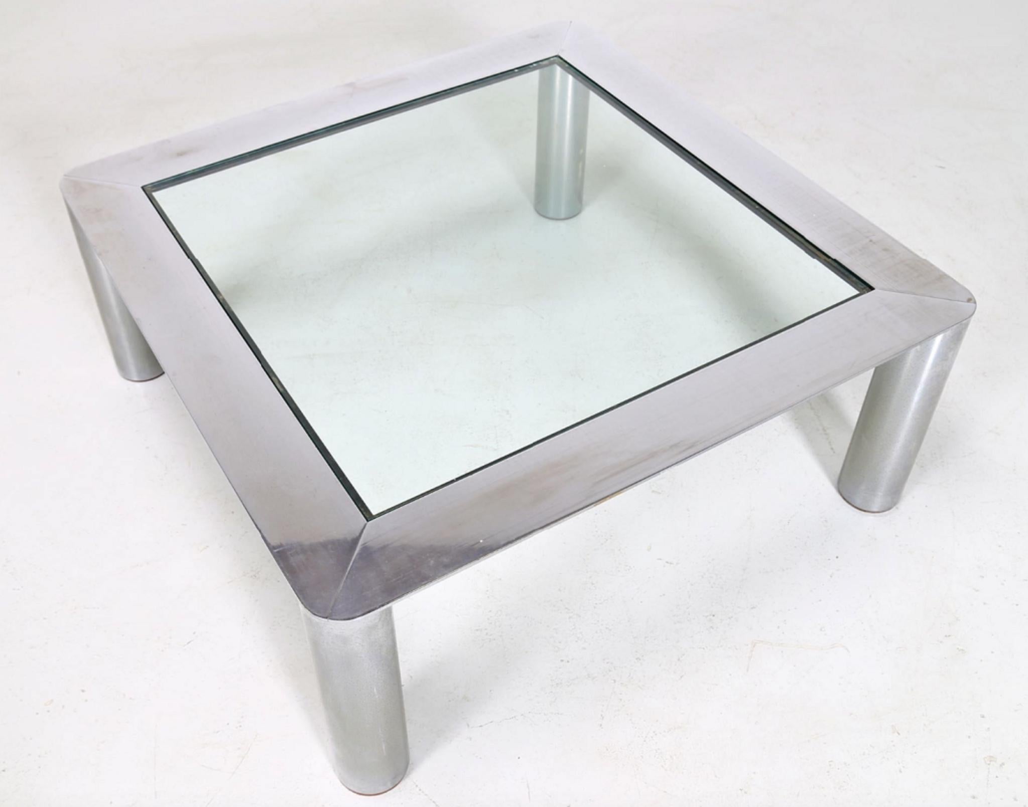 Cassina coffee table is an original design work realized in the 1970s by Gianfranco Frattini (Padua, 1926 - Milan, 2004).

Original glass and steel.

Created for Cassina. Made in Italy.

Total dimensions: cm 90 x 36 x 90.

Excellent