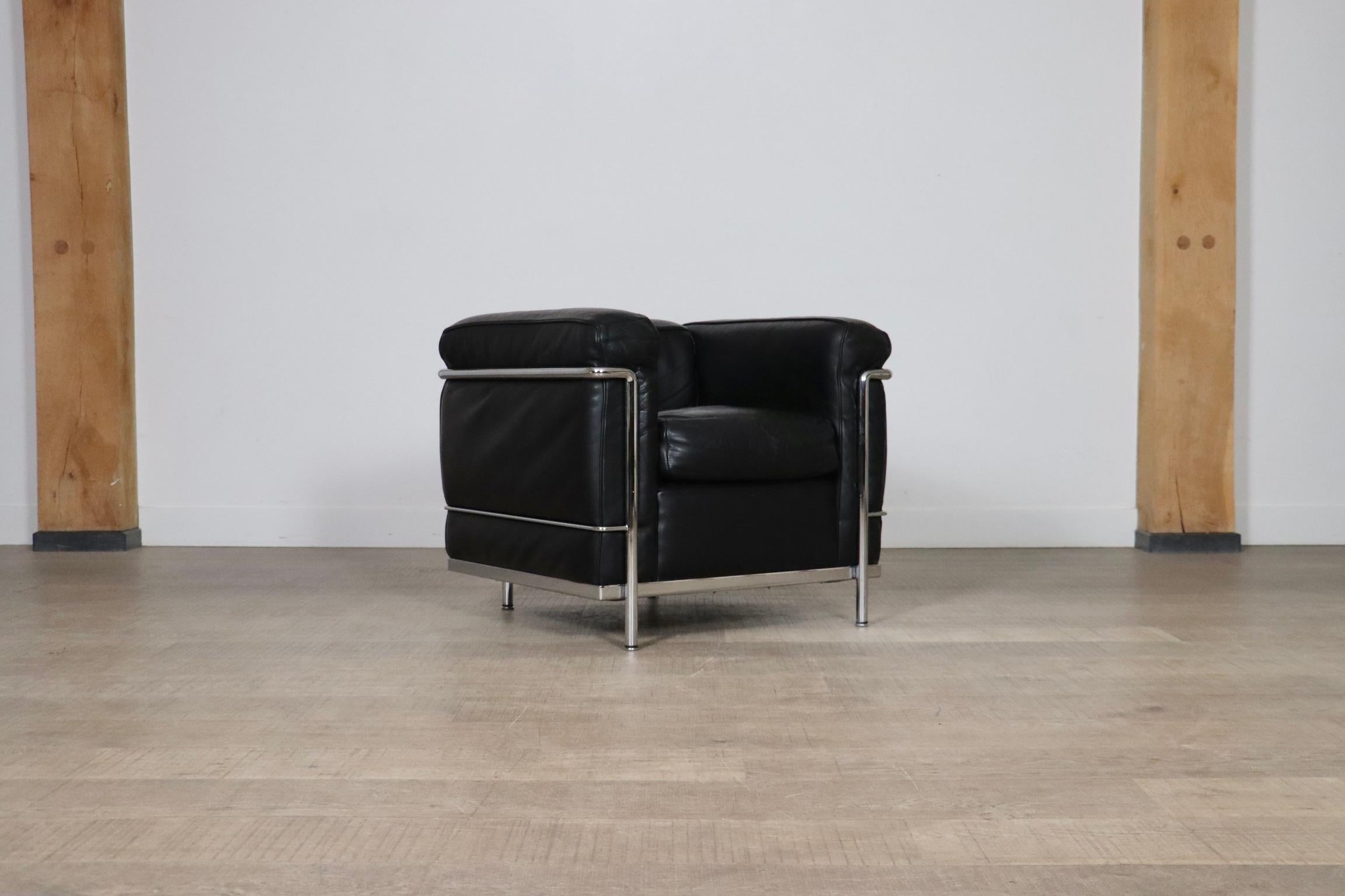 Étonnante chaise longue LC2, un véritable classique du design de Le Corbusier, Pierre Jeanneret et Charlotte Perriand, conçue à l'origine en 1928. Ce modèle particulier a été produit à la fin des années 1980. Cette chaise moderne est composée d'un
