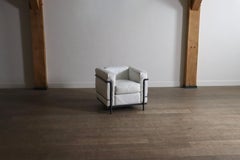 Fauteuil de salon Cassina LC2 par Charlotte Perriand et Le Corbusier