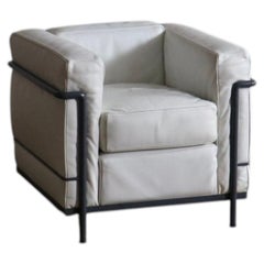 Fauteuil de salon Cassina LC2 par Charlotte Perriand et Le Corbusier
