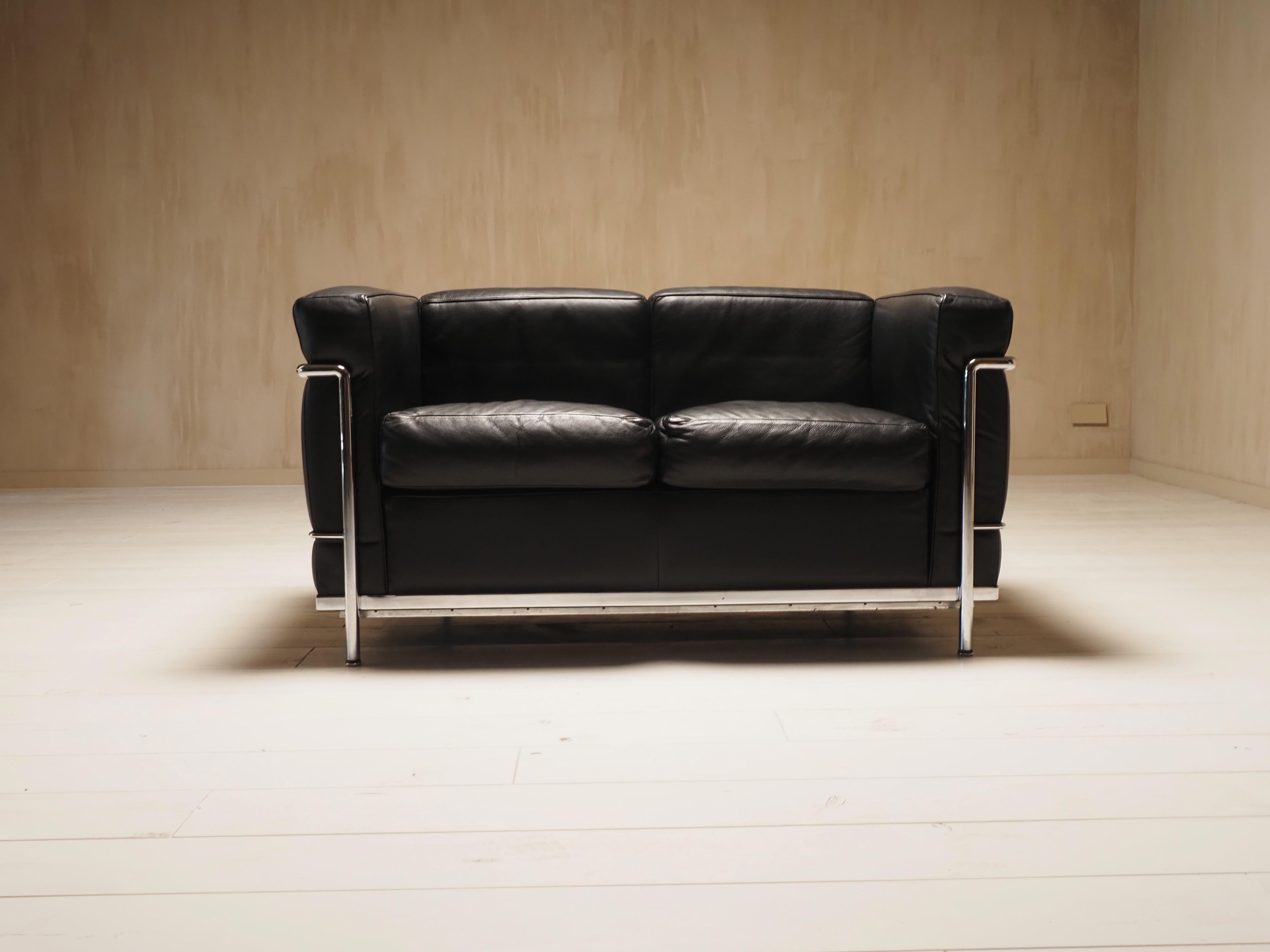 Italiano Divano a due posti Cassina LC2 d'epoca di Charlotte Perriand e Le Corbusier in vendita