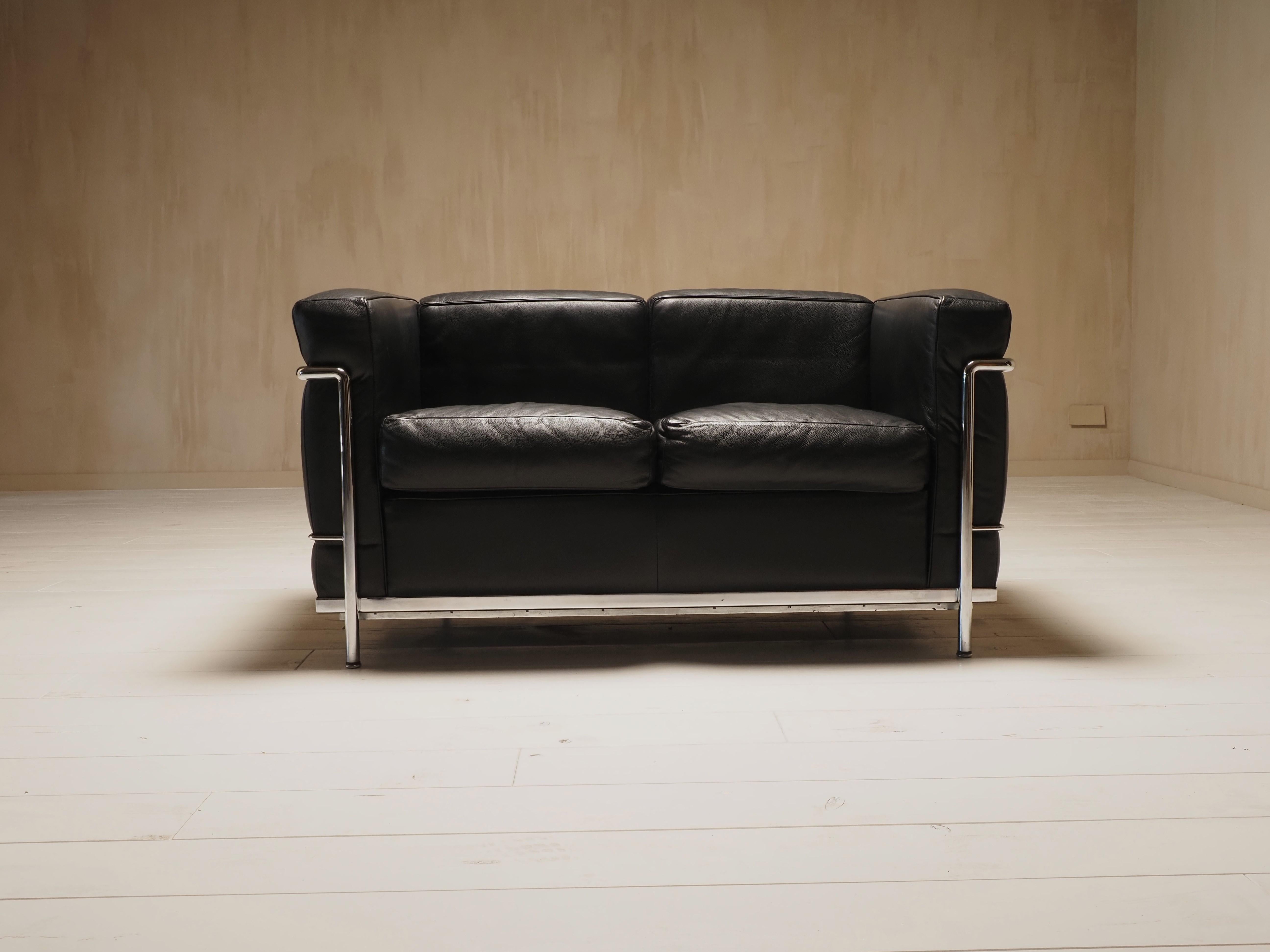 Divano a due posti Cassina LC2 d'epoca di Charlotte Perriand e Le Corbusier In condizioni ottime in vendita a Diest, BE