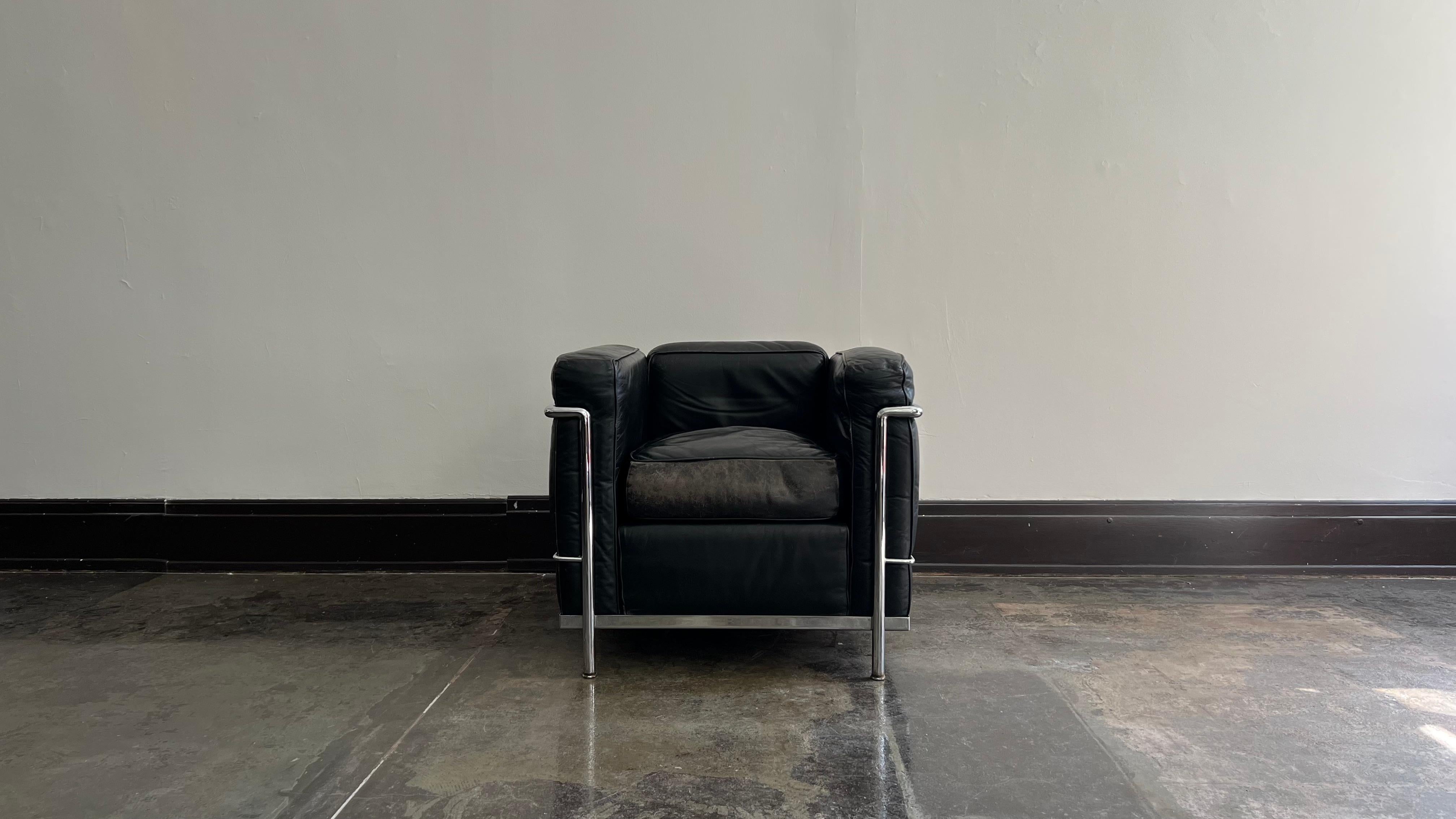 Originally designed to be exhibited in 1929 at the Salon d’Automne in Paris, the three-piece design collaboration relied mostly on Charlotte Perriand's genius. Dubbed a 
